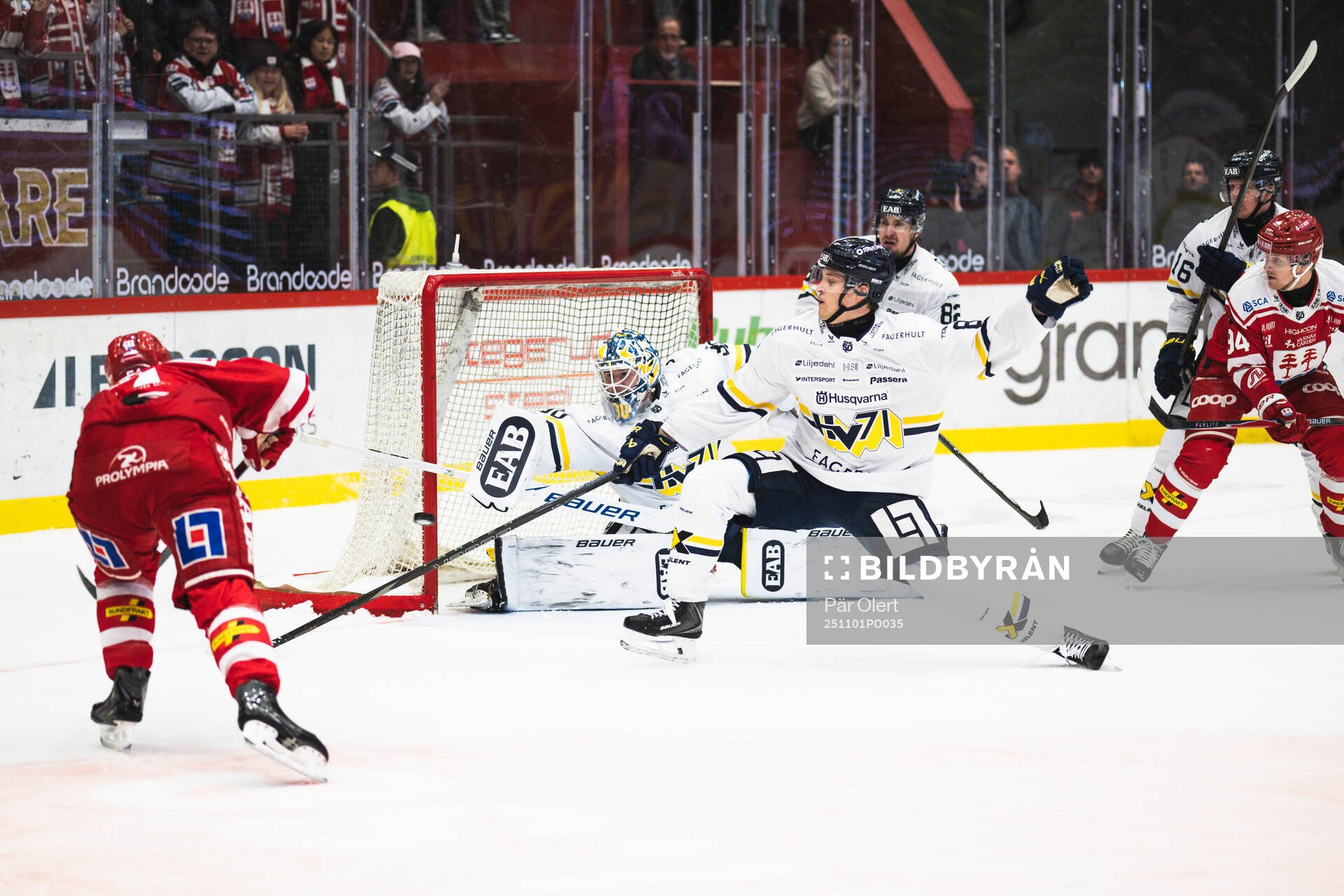HV71s Lucas Lagerberg och Timrås Jonathan Dahlén