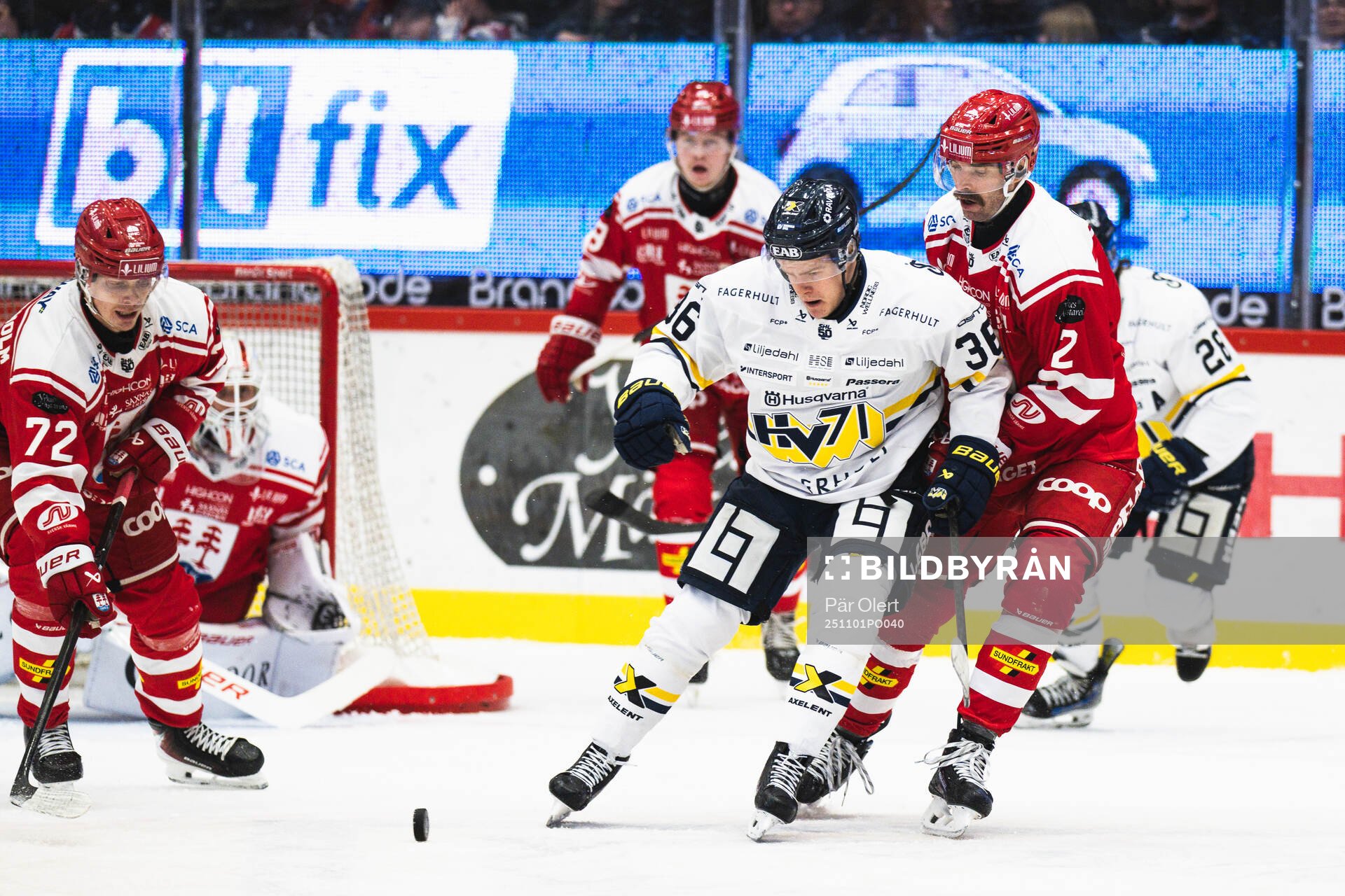 HV71s Martin Johnsen och Timrås Per Svensson