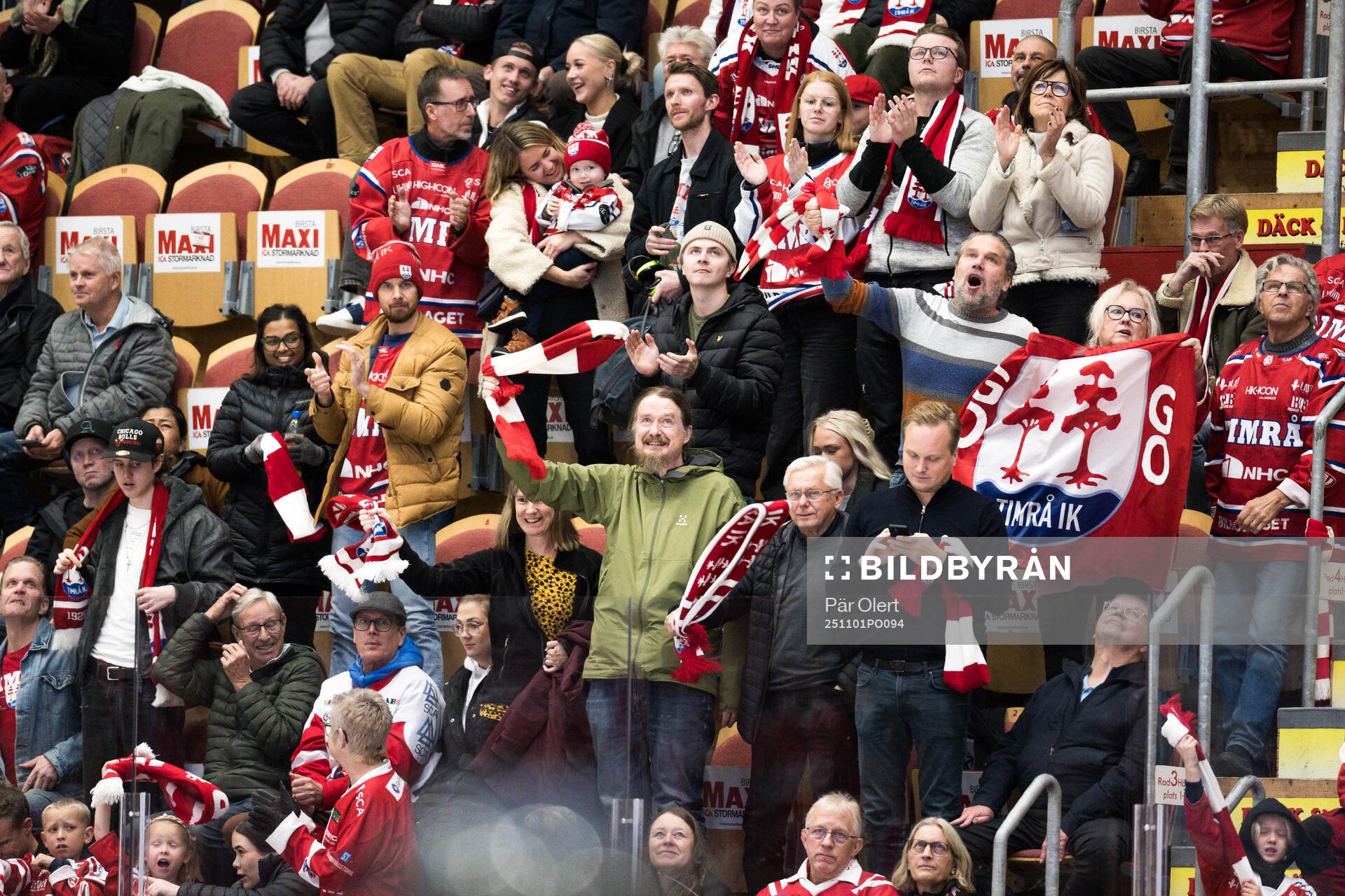 Timrås supportrar jublar