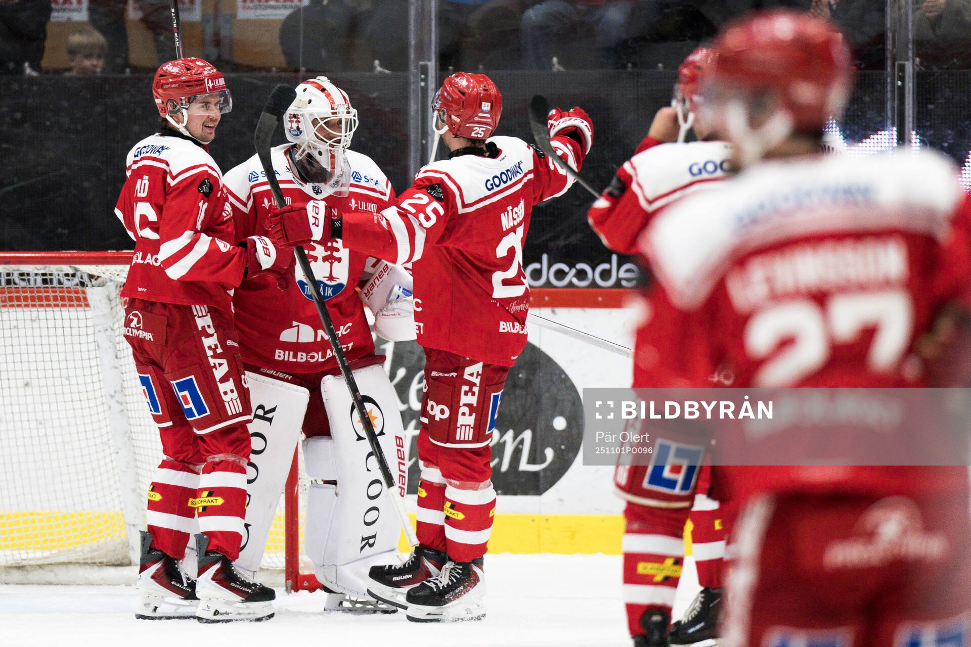 Timrås målvakt Jacob Johansson och Linus Nässén jublar