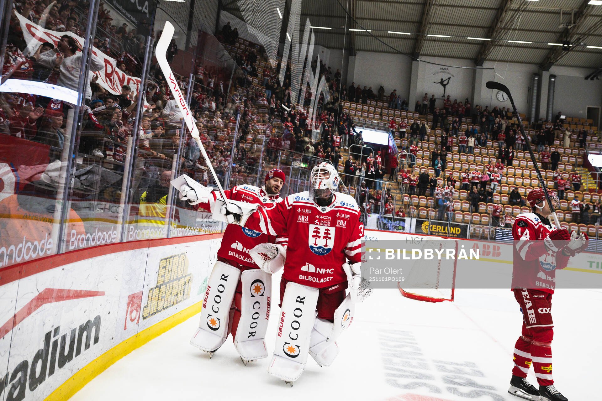 Timrås målvakt Jacob Johansson och Tim Juel jublar