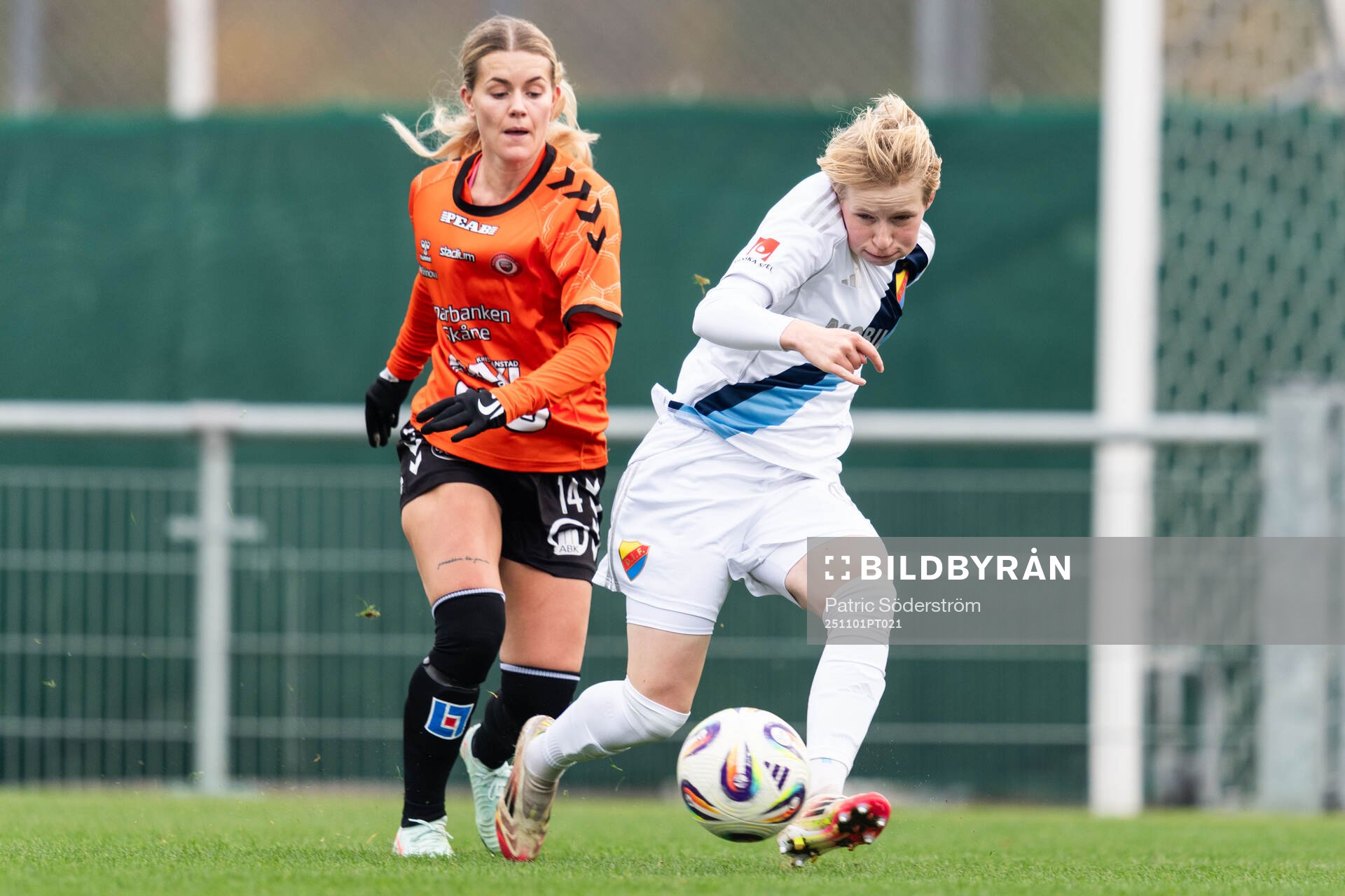 Kristianstads Tilda Persson och Djurgårdens Olivia Ulenius