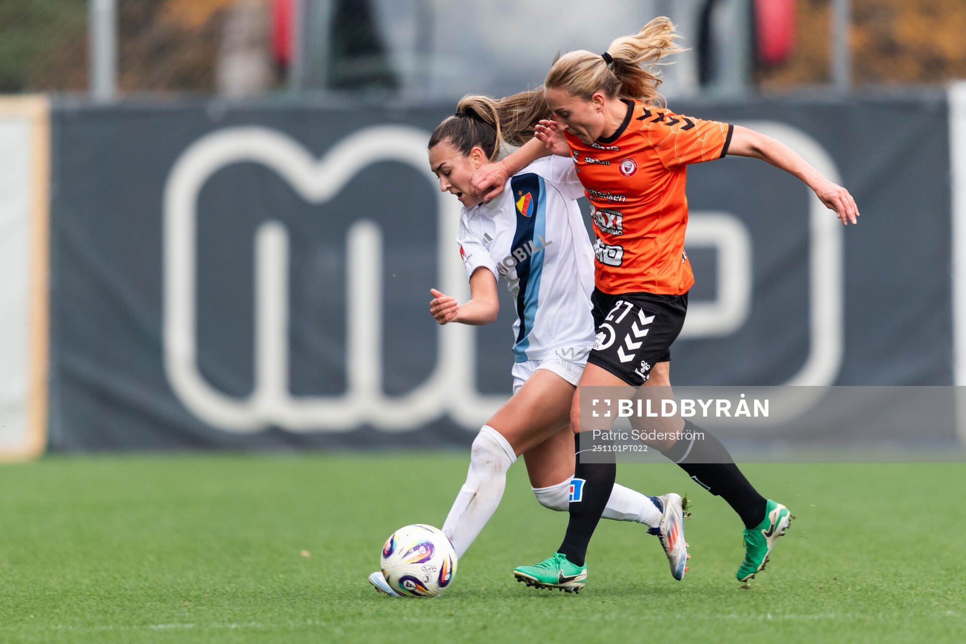 Djurgårdens Lucia Duras och Kristianstads Viktoria Persson