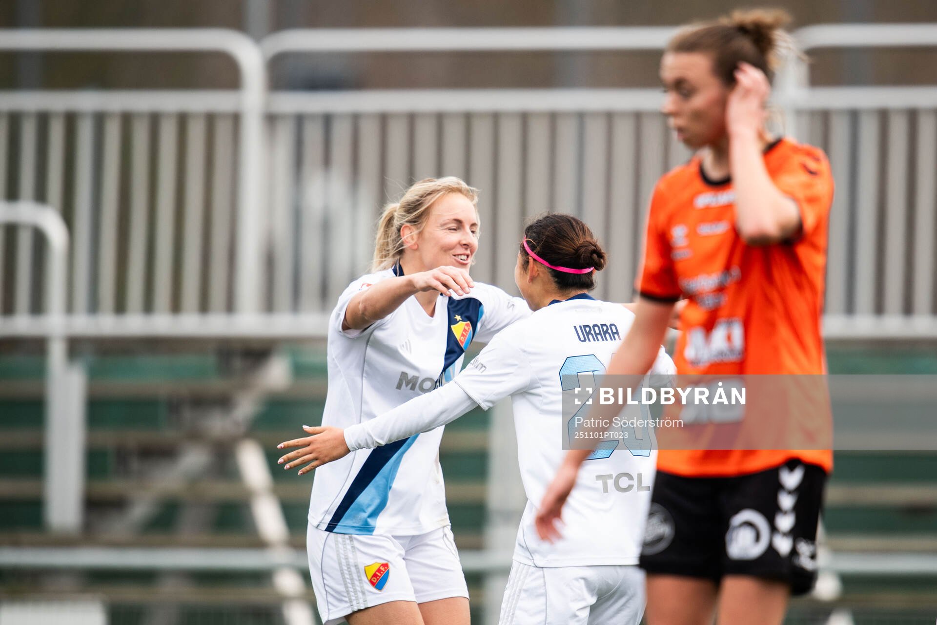 Djurgårdens Urara Watanabe jublar med Mimmi Wahlström