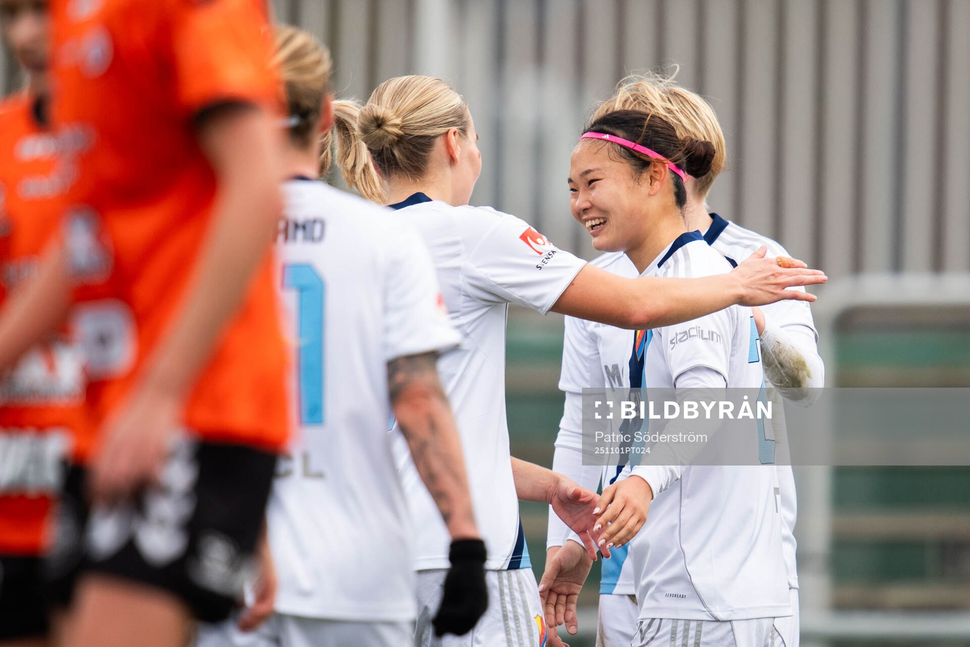 Djurgårdens Urara Watanabe jublar med lagkamrater