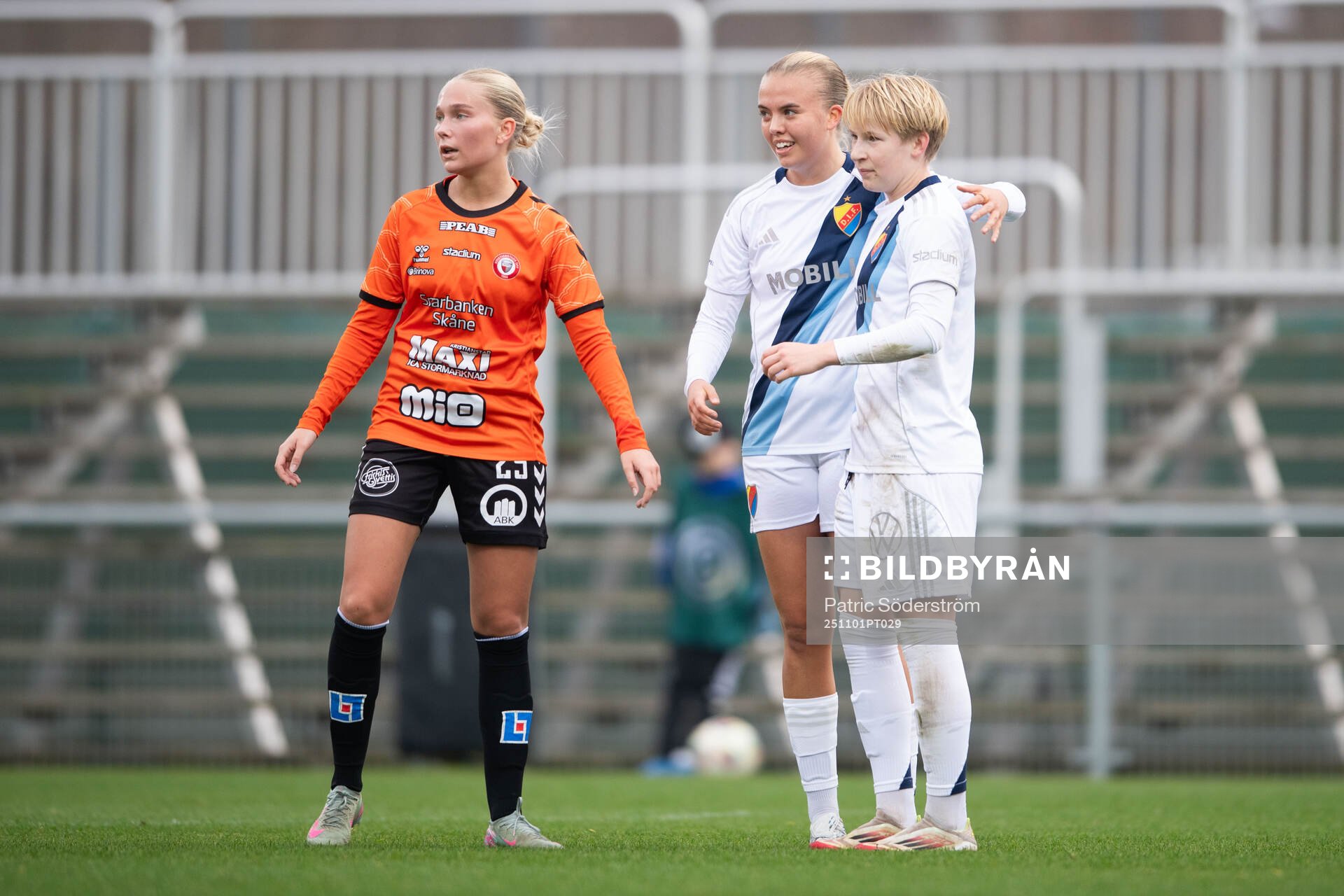 Djurgårdens Olivia Ulenius jublar med Elin Westlund