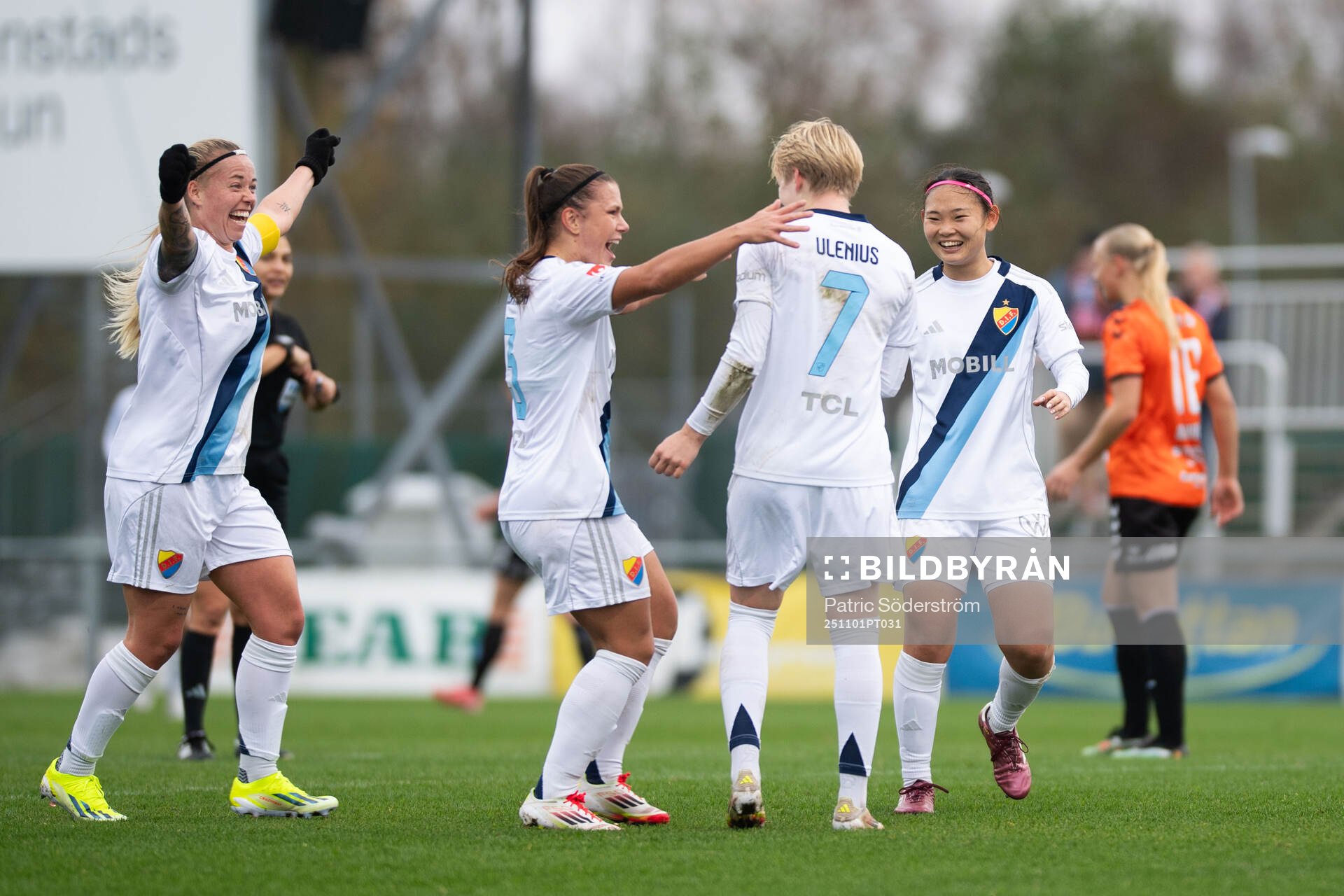 Djurgårdens Olivia Ulenius jublar med Alexsandra Lobanova