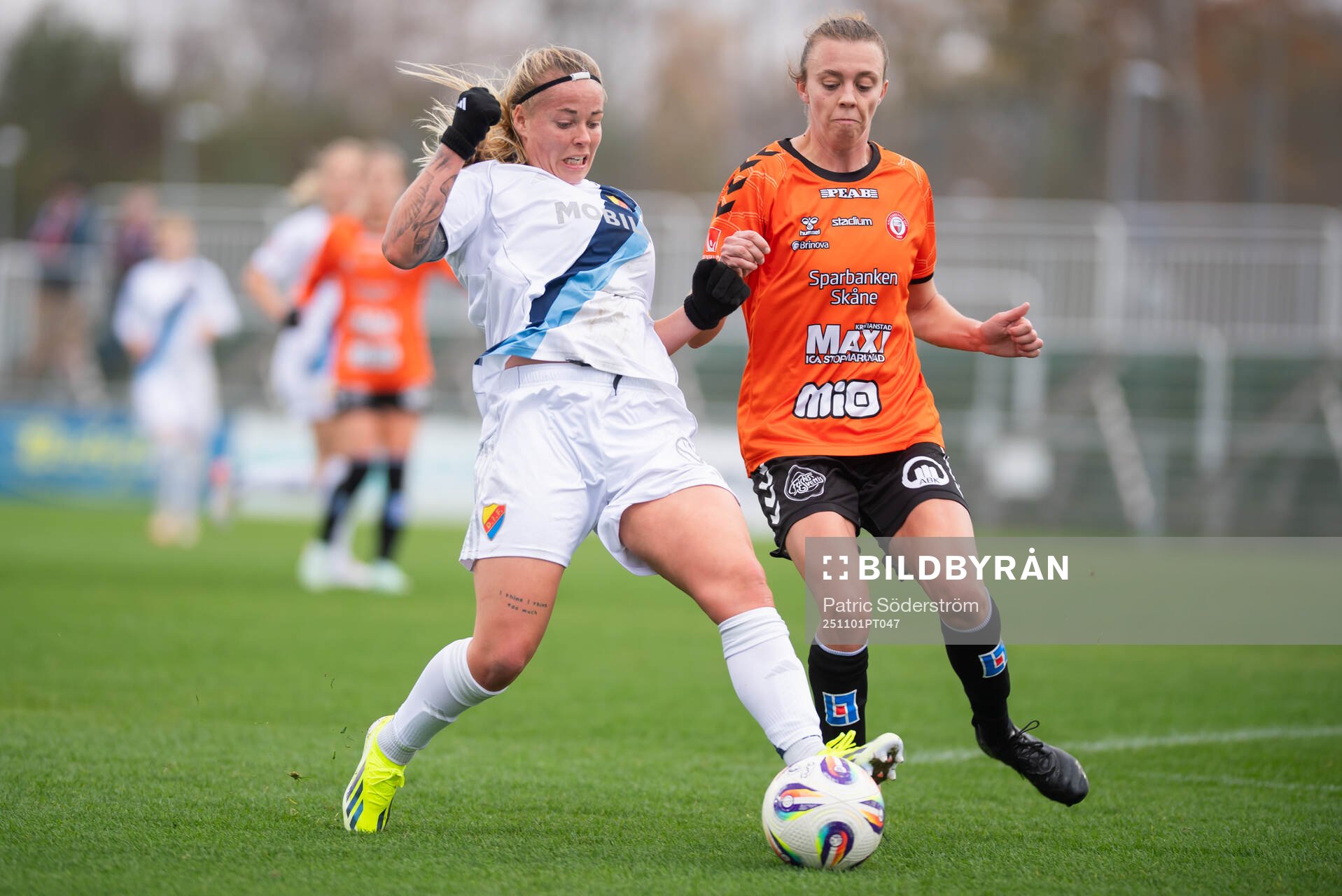 Djurgårdens Therese Åsland och Kristianstads Lucy Roberts