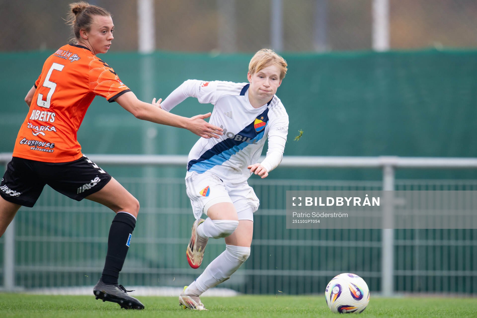 Kristianstads Lucy Roberts och Djurgårdens Olivia Ulenius