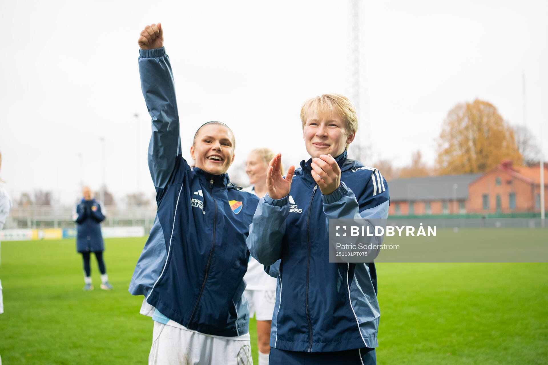 Djurgårdens Alexsandra Lobanova och Olivia Ulenius jublar