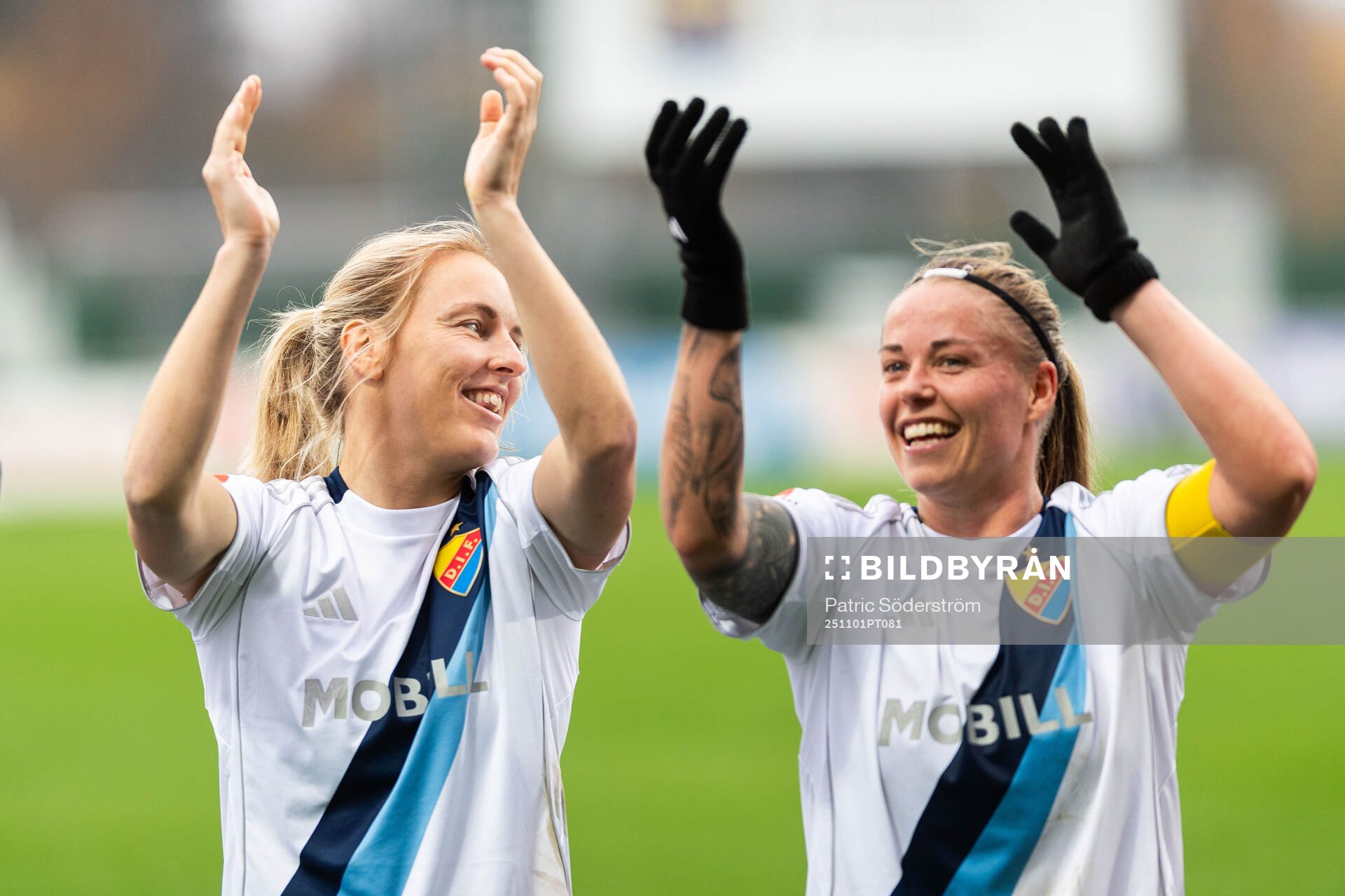 Djurgårdens Mimmi Wahlström och Therese Åsland jublar