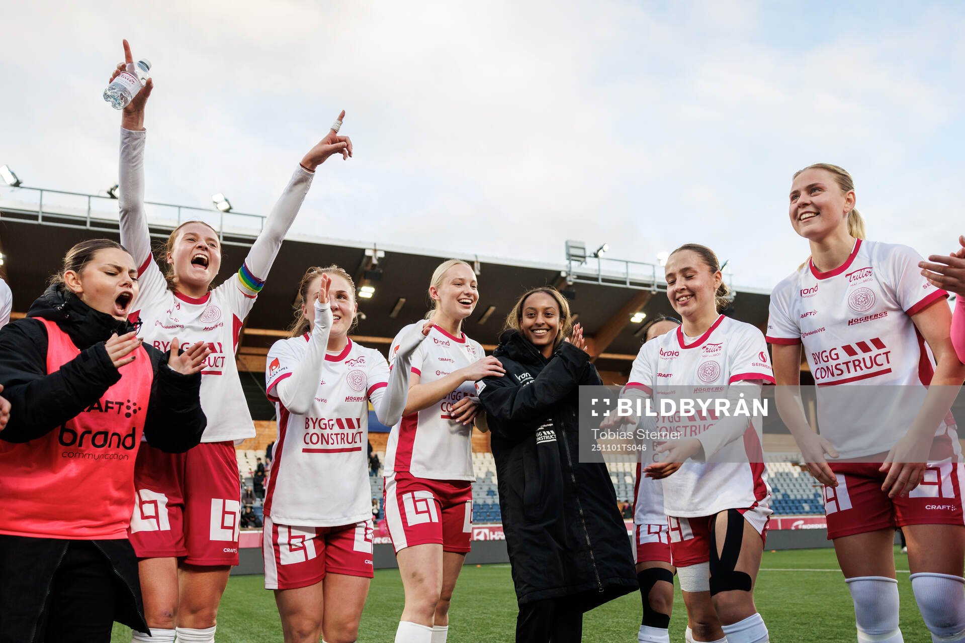 IK Uppsalas Julia Ragnarsson jublar med lagkamrater