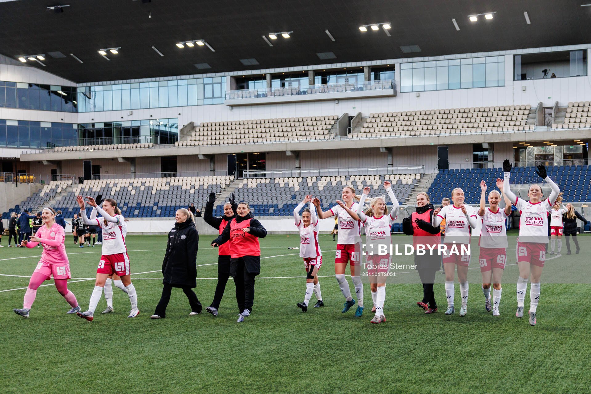 IK Uppsalas spelare jublar