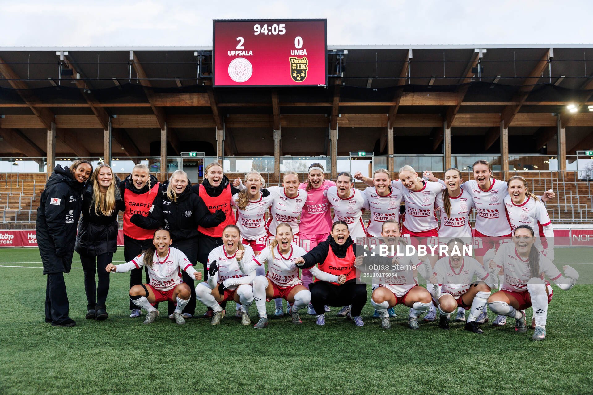 IK Uppsalas spelare jublar