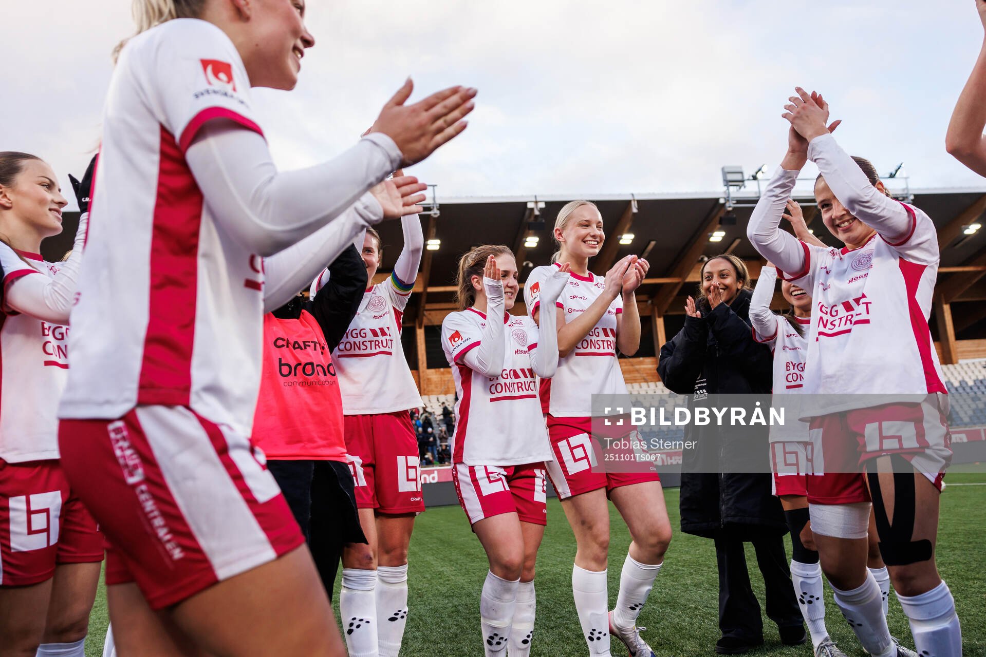 IK Uppsalas spelare jublar