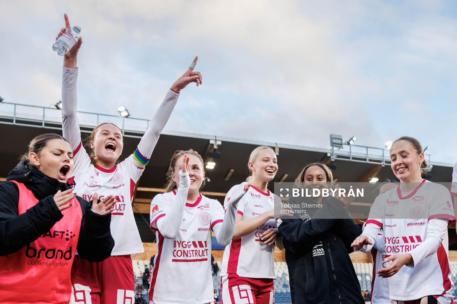 IK Uppsalas Julia Ragnarsson jublar med lagkamrater