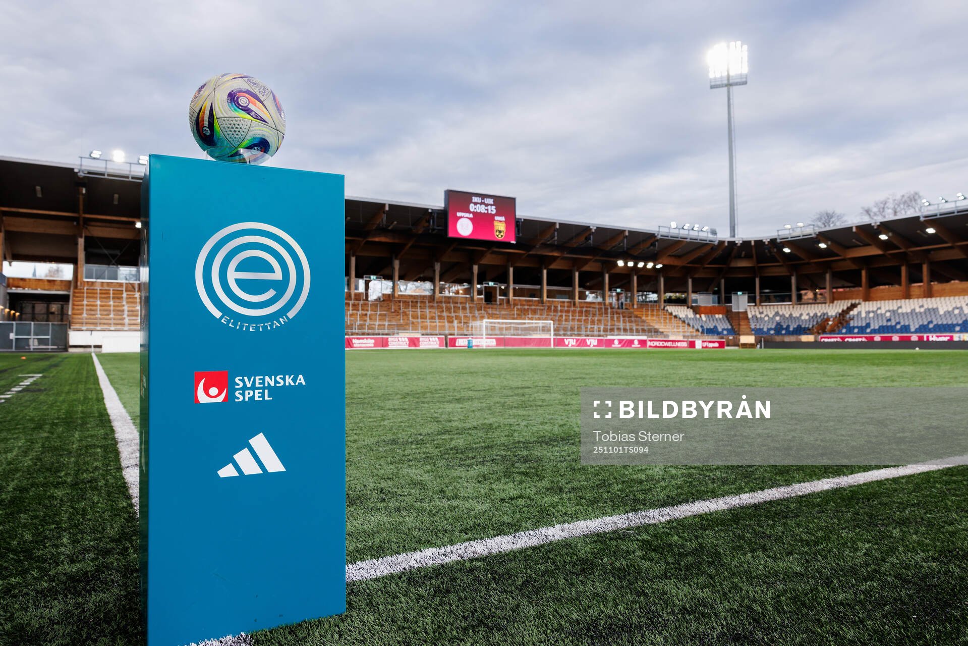 Bollhållare med Elitettans logotyp