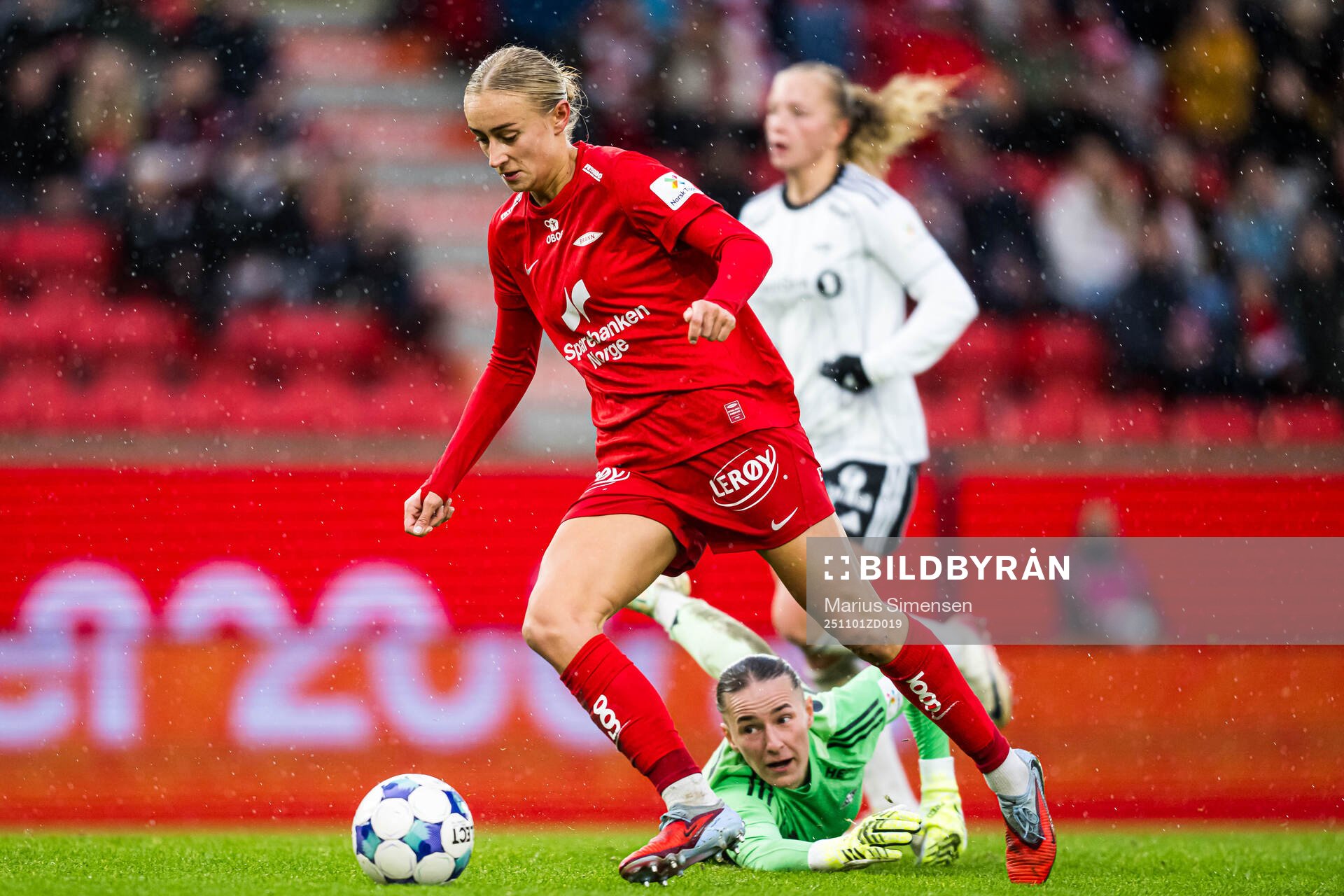 Lauren Alison Davidson of Brann missing a chance to score