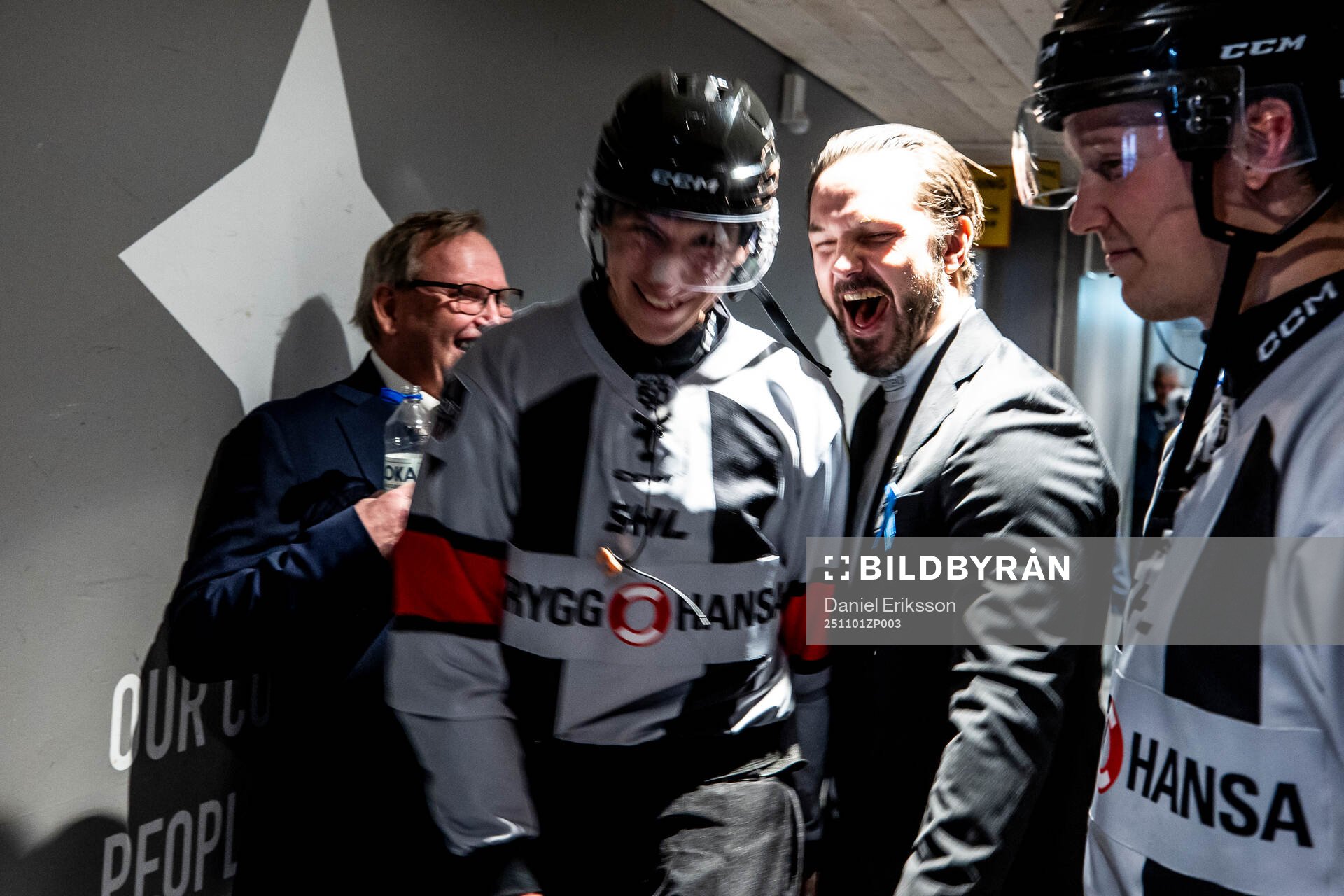 Domare Christoffer Holm och Leksands assisterande tränare