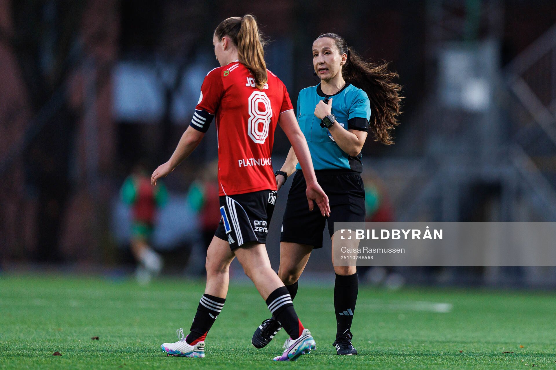 IFK Norrköpings Carrie Jones i samtal med domare Selma