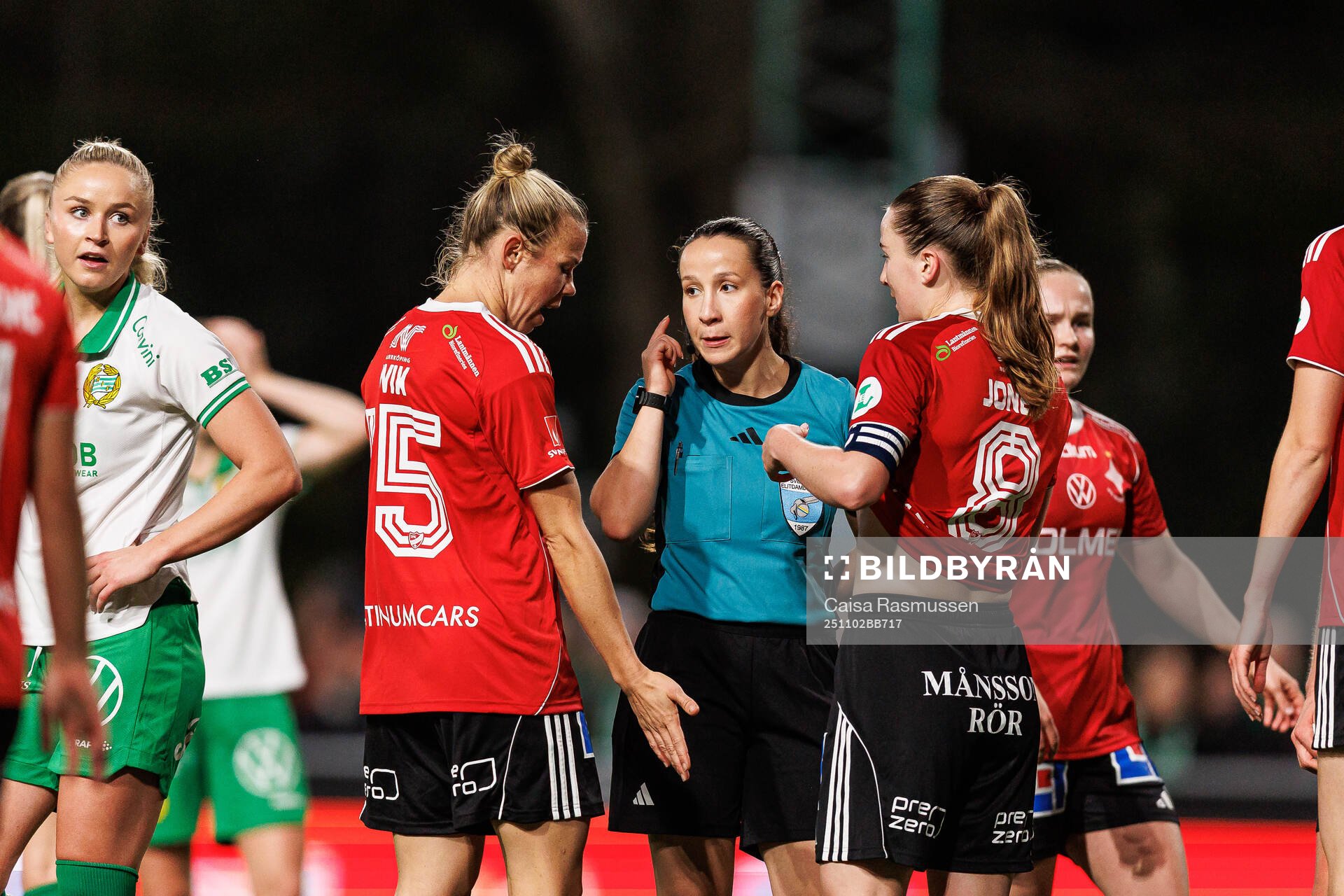 IFK Norrköpings Jessica Wik och Carrie Jones i samtal med