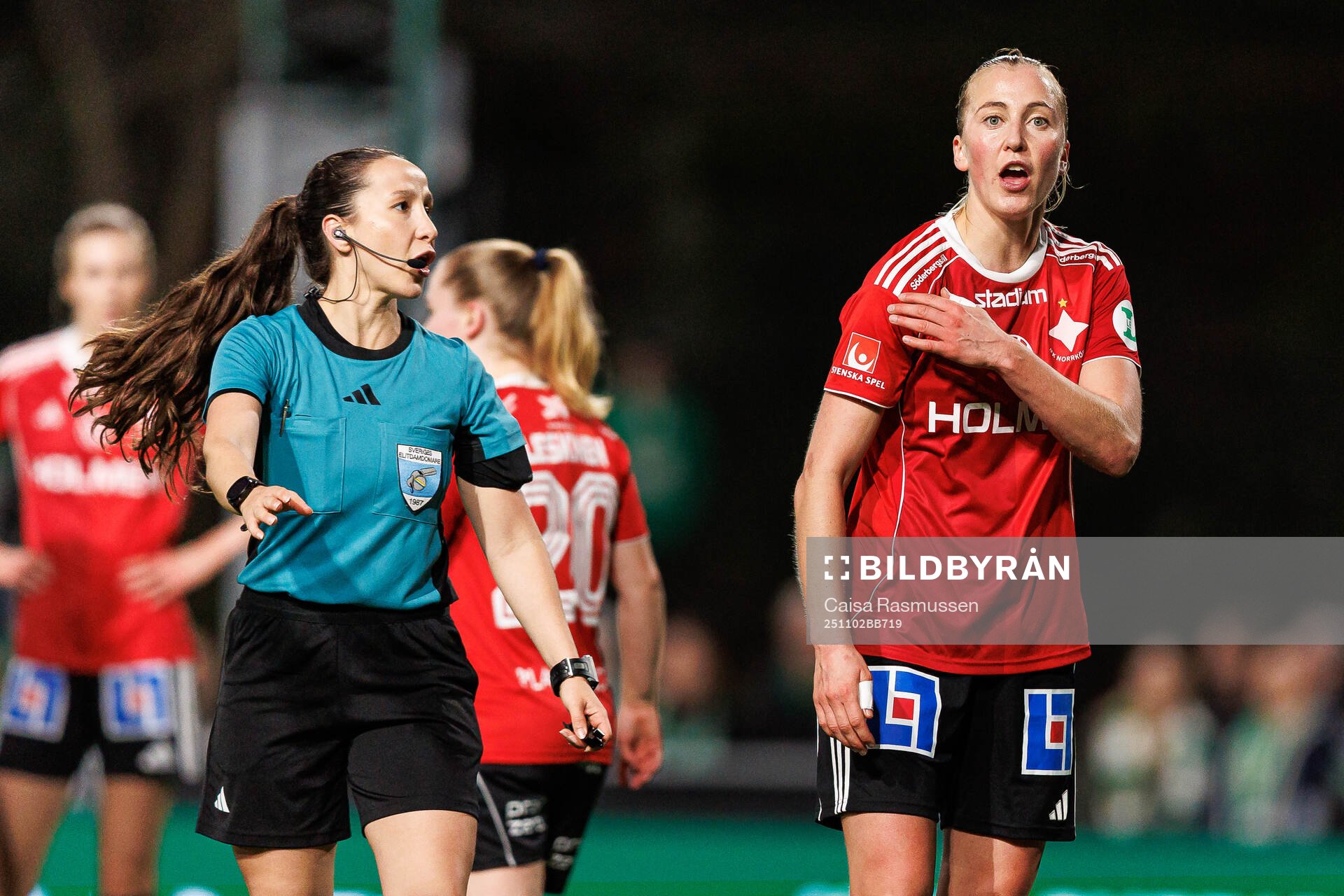 Domare Selma Griberg i samtal med IFK Norrköpings Julia