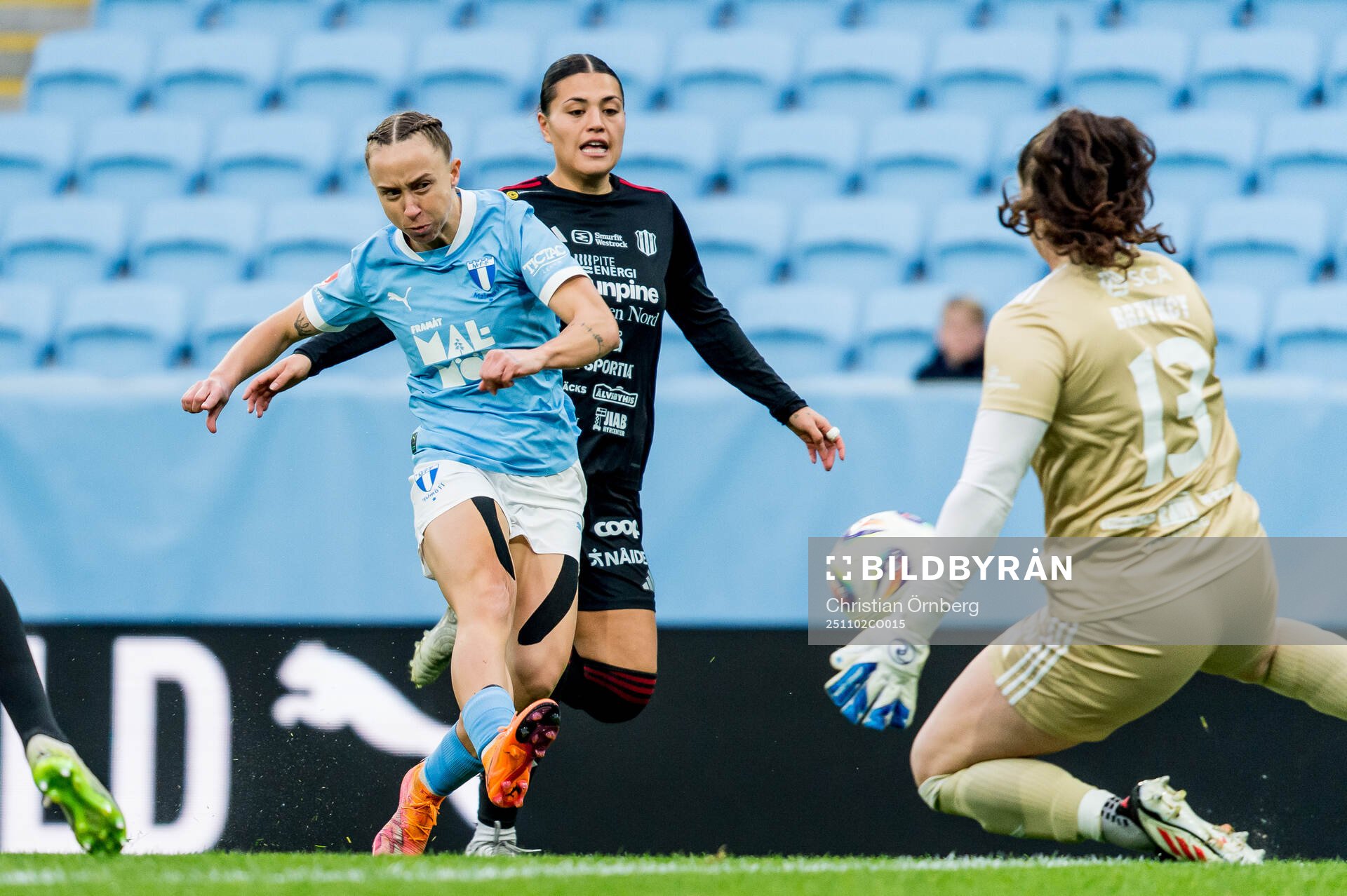 Malmö FFs Miljana Ivanovic gör 1-0 bakom Piteås målvakt