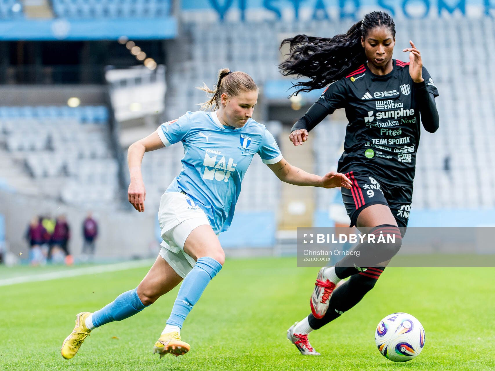 Malmö FFs Katariina Kosola och Piteås Sharon Sampson