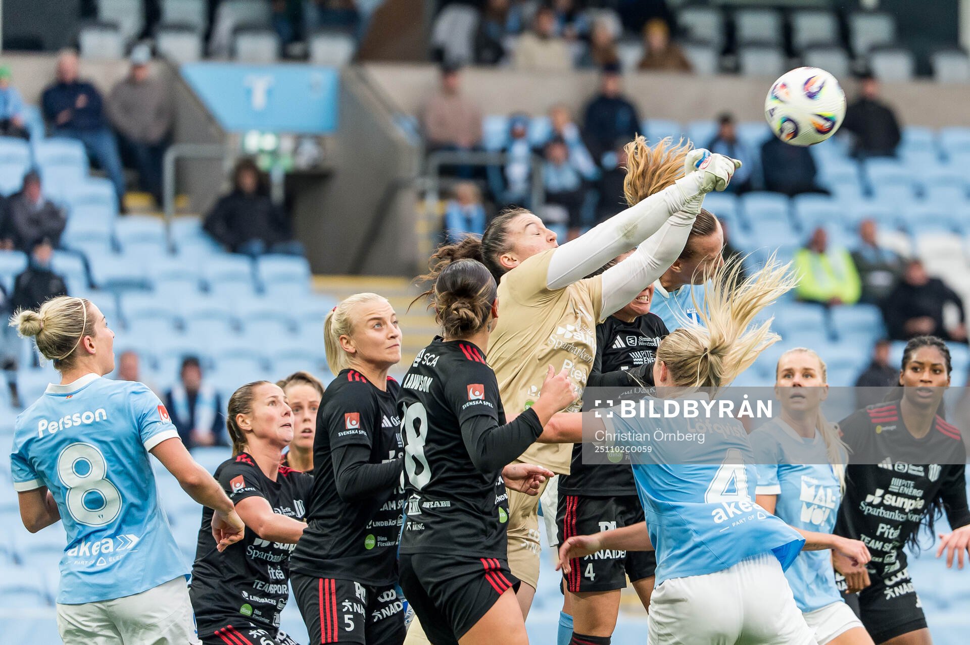Piteås målvakt Lauren Brzykcy och Malmö FFs Ellen