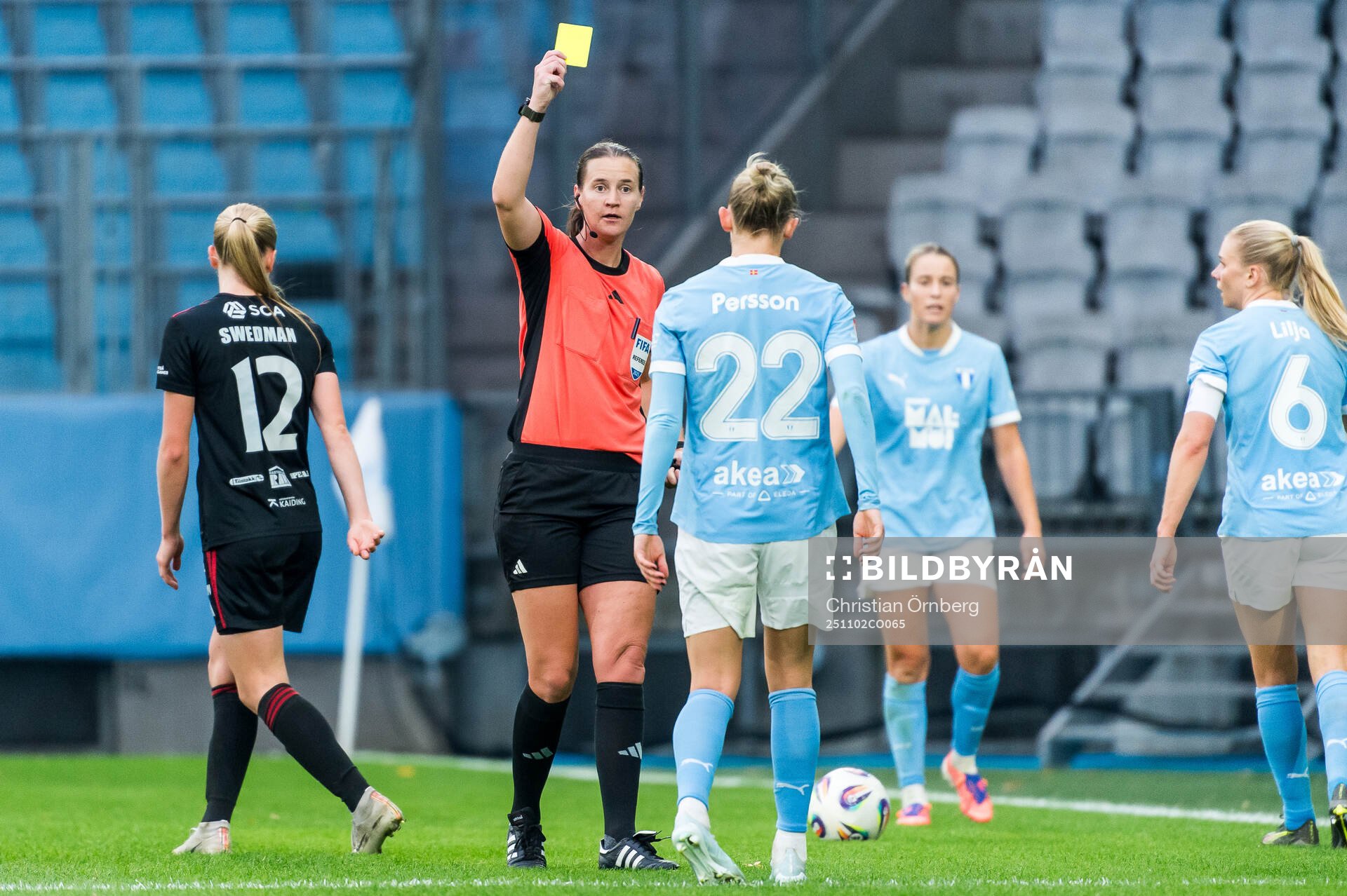 Malmö FFs Beatrice Persson tilldelas ett gult kort av