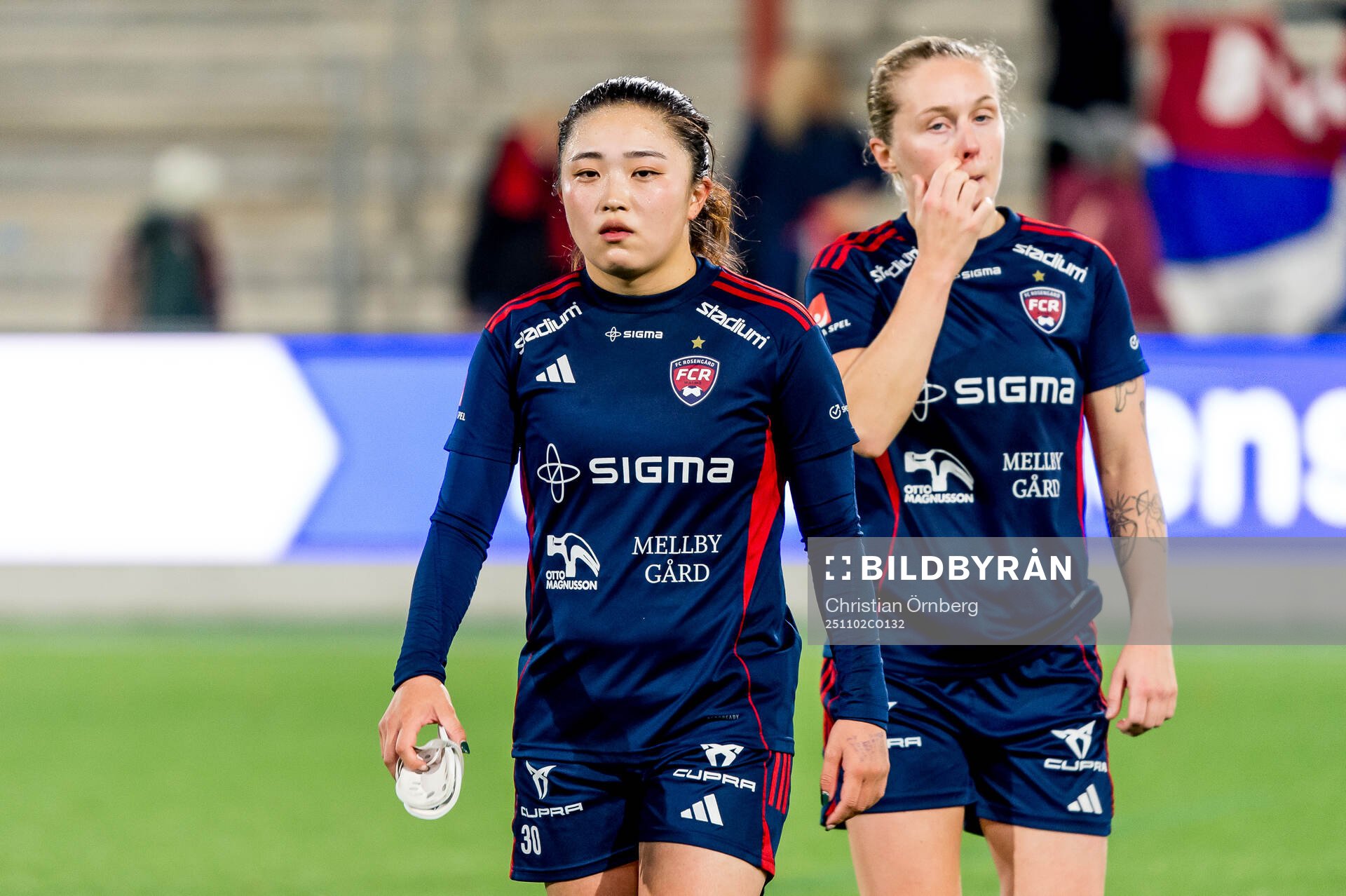 Rosengårds Aemu Oyama och Emilia Larsson deppar