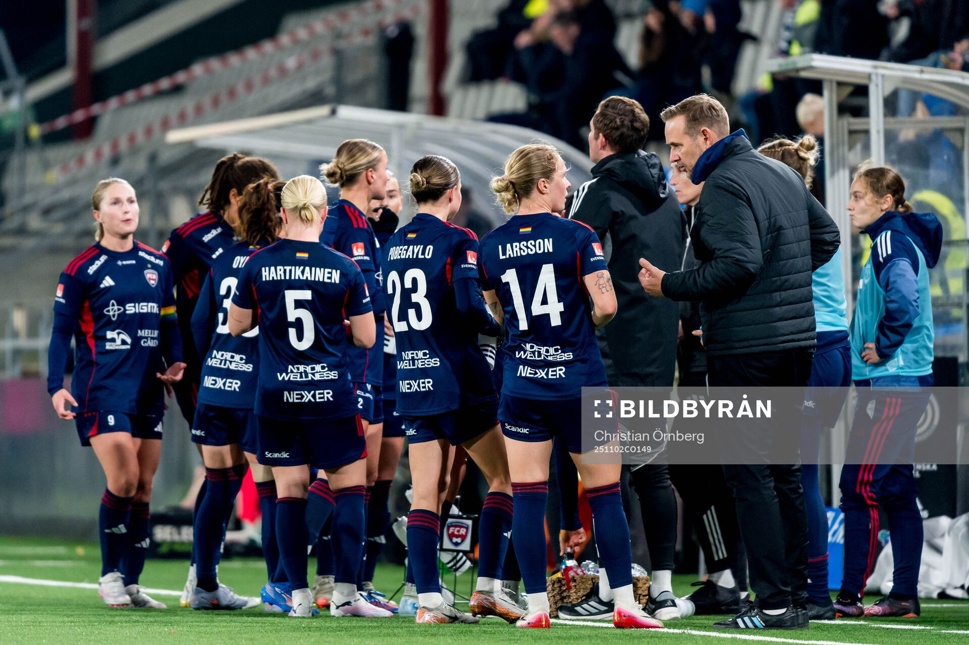 Assisterande tränare Martin Qvarmans Möller i samtal med