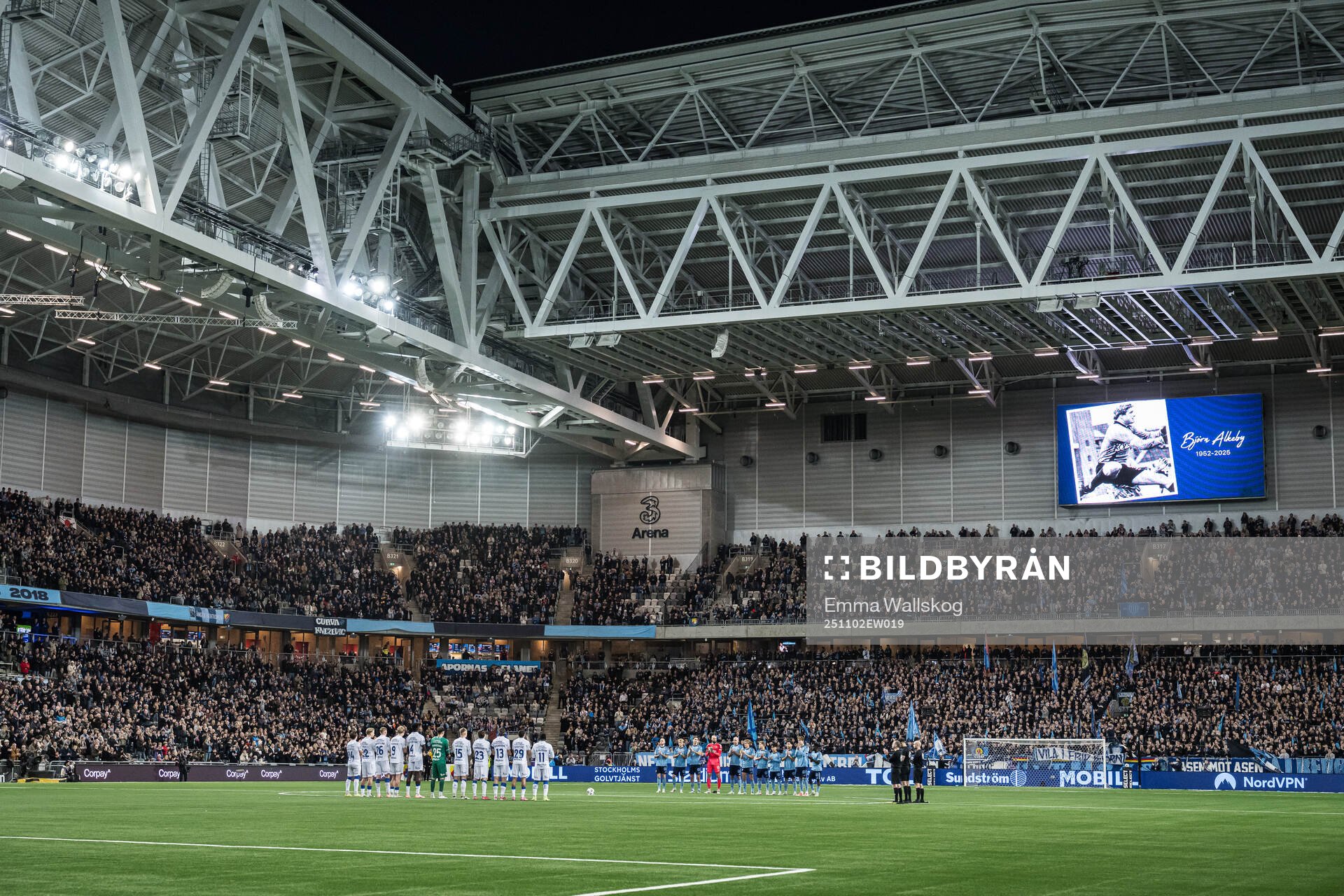IFK Göteborgs och Djurgårdens spelare hedrar