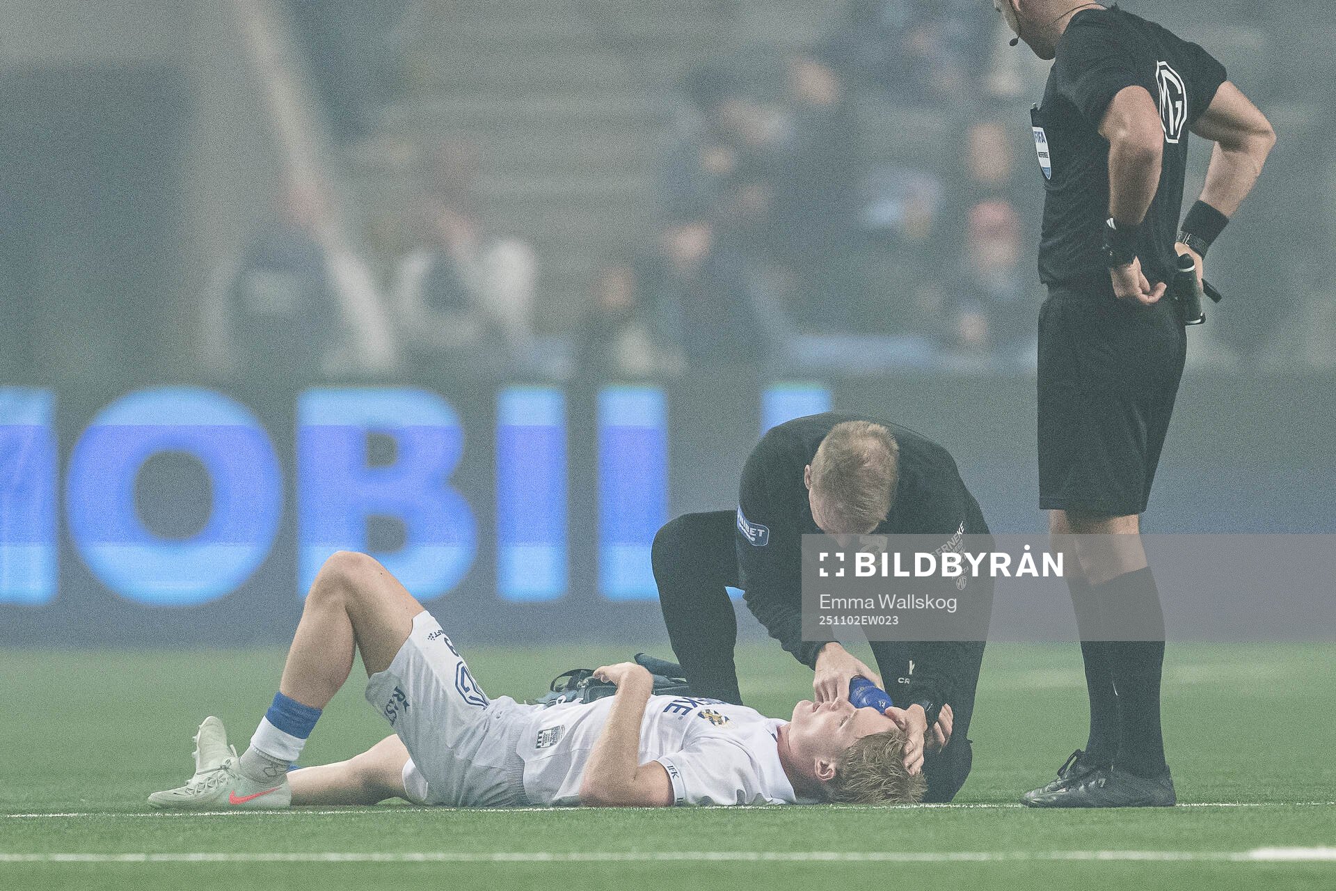 IFK Göteborgs Max Fenger har ont och får vård