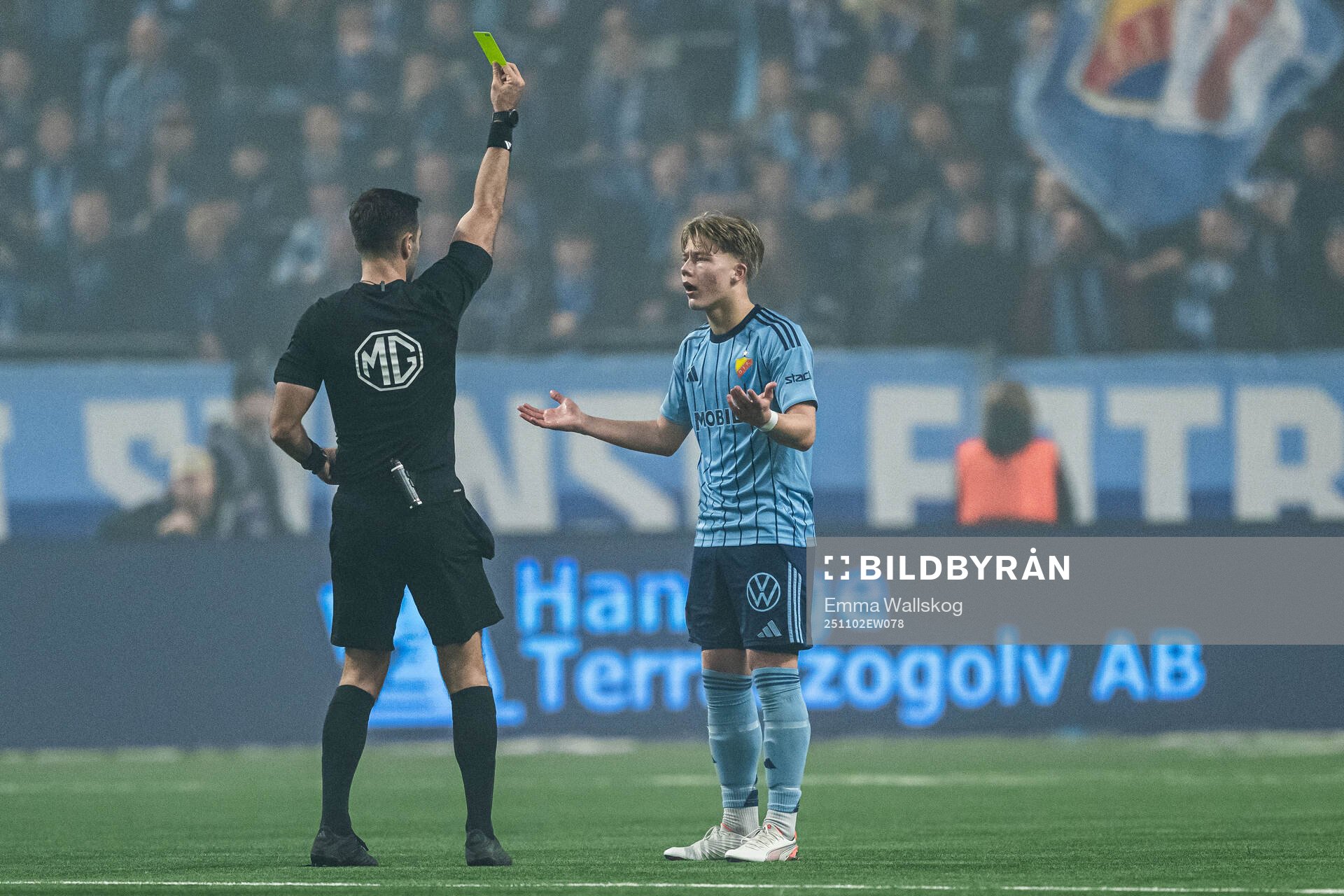 Djurgårdens Matias Siltanen tilldleas gult kort av domare