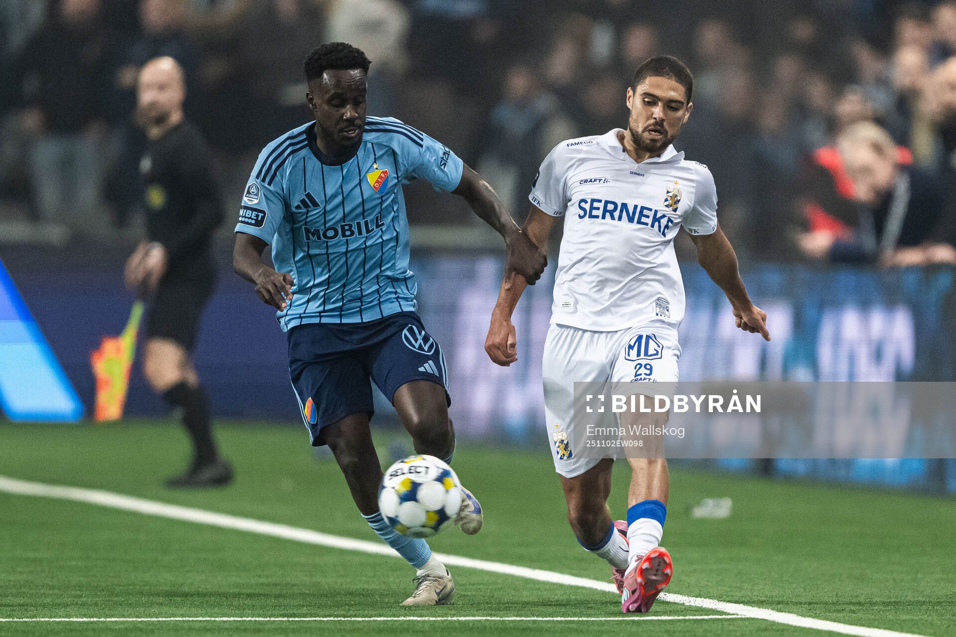 Djurgårdens Tokmac Nguen och IFK Göteborgs Thomas Santos