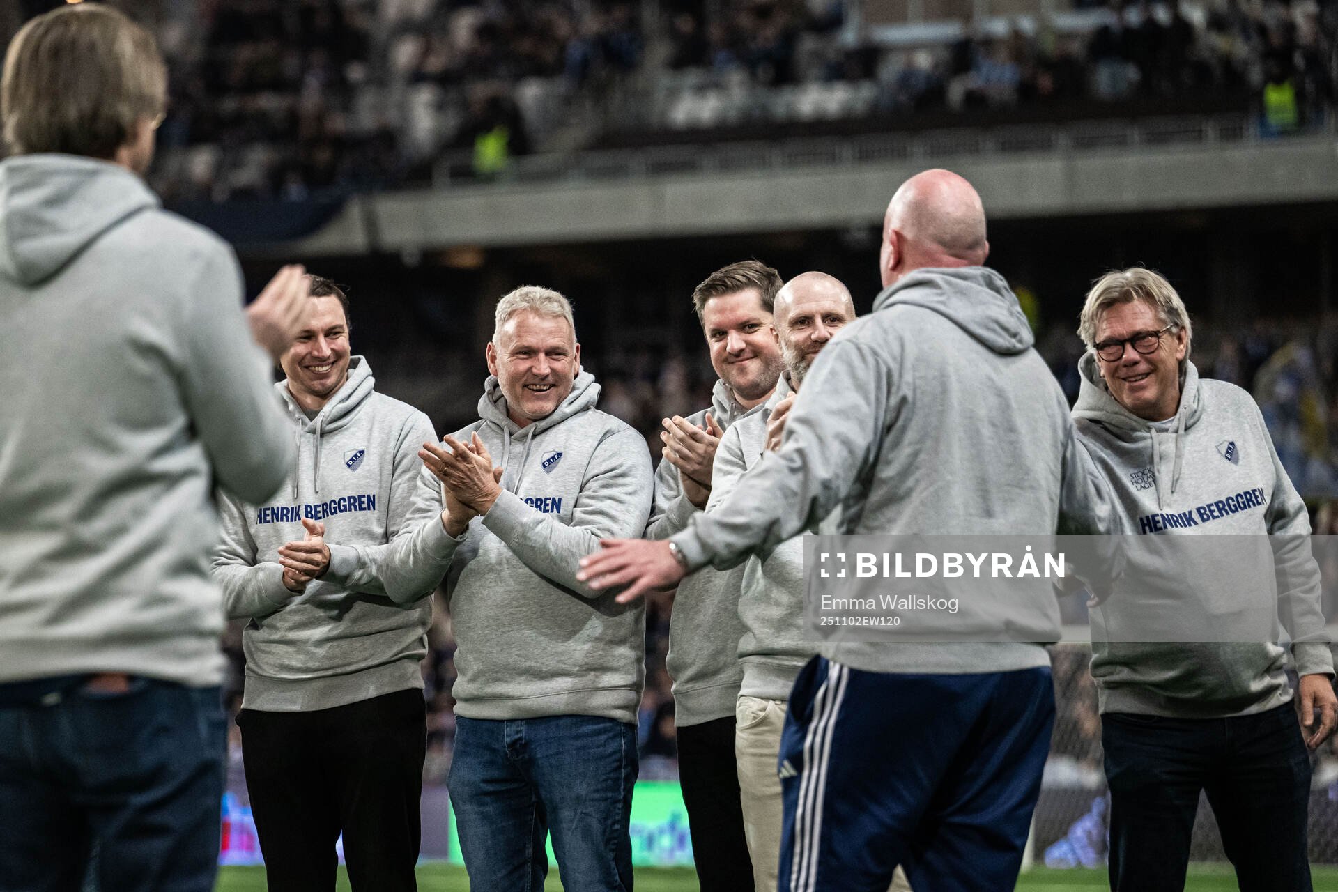 Djurgårdens vd Henrik Berggren tackas av