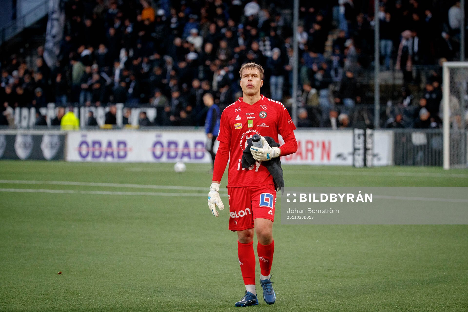 Örebros målvakt Jakub Ojrzynski deppar fotbollsmatchen i