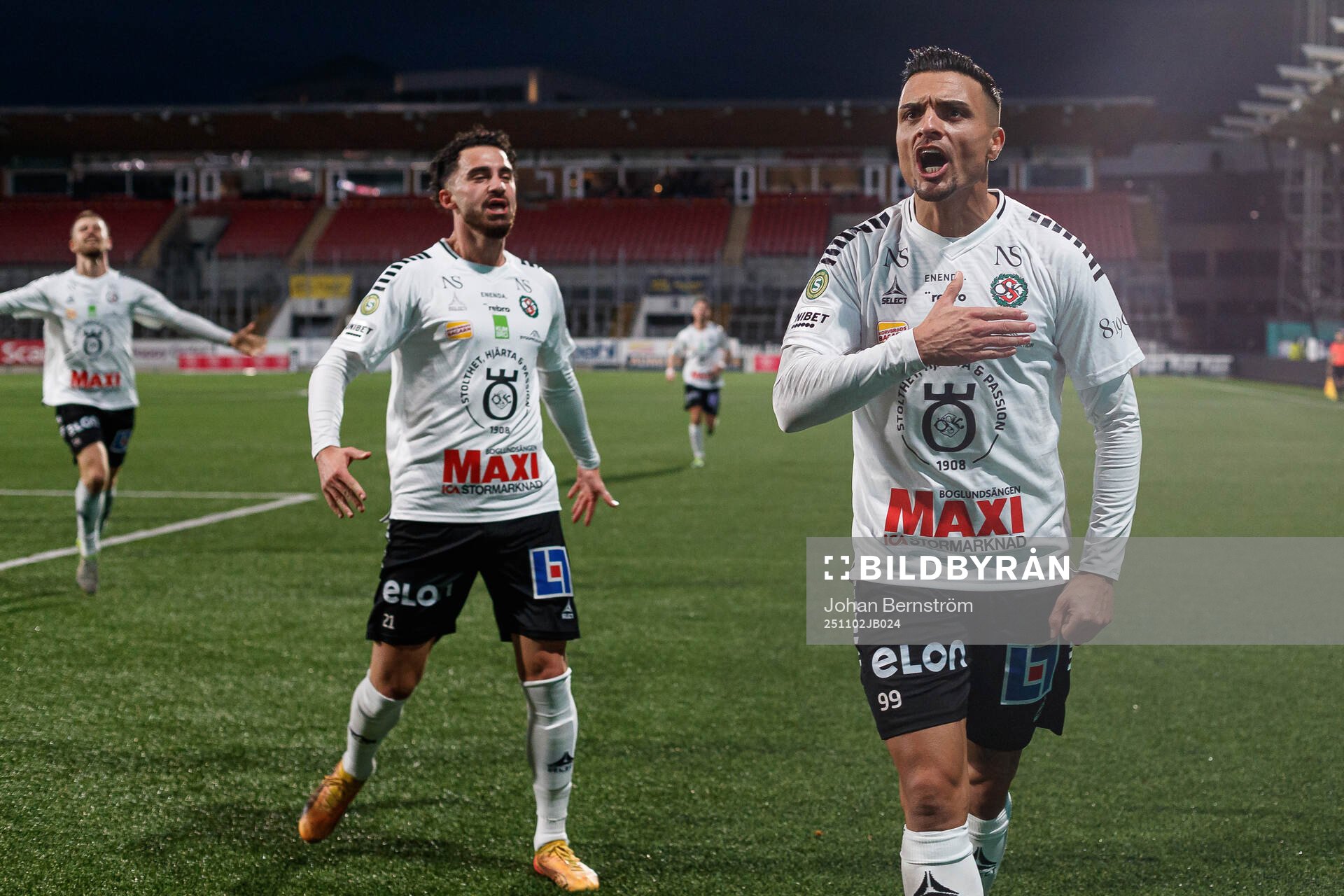 Örebros Simon Amin och Ahmed Yasin jublar