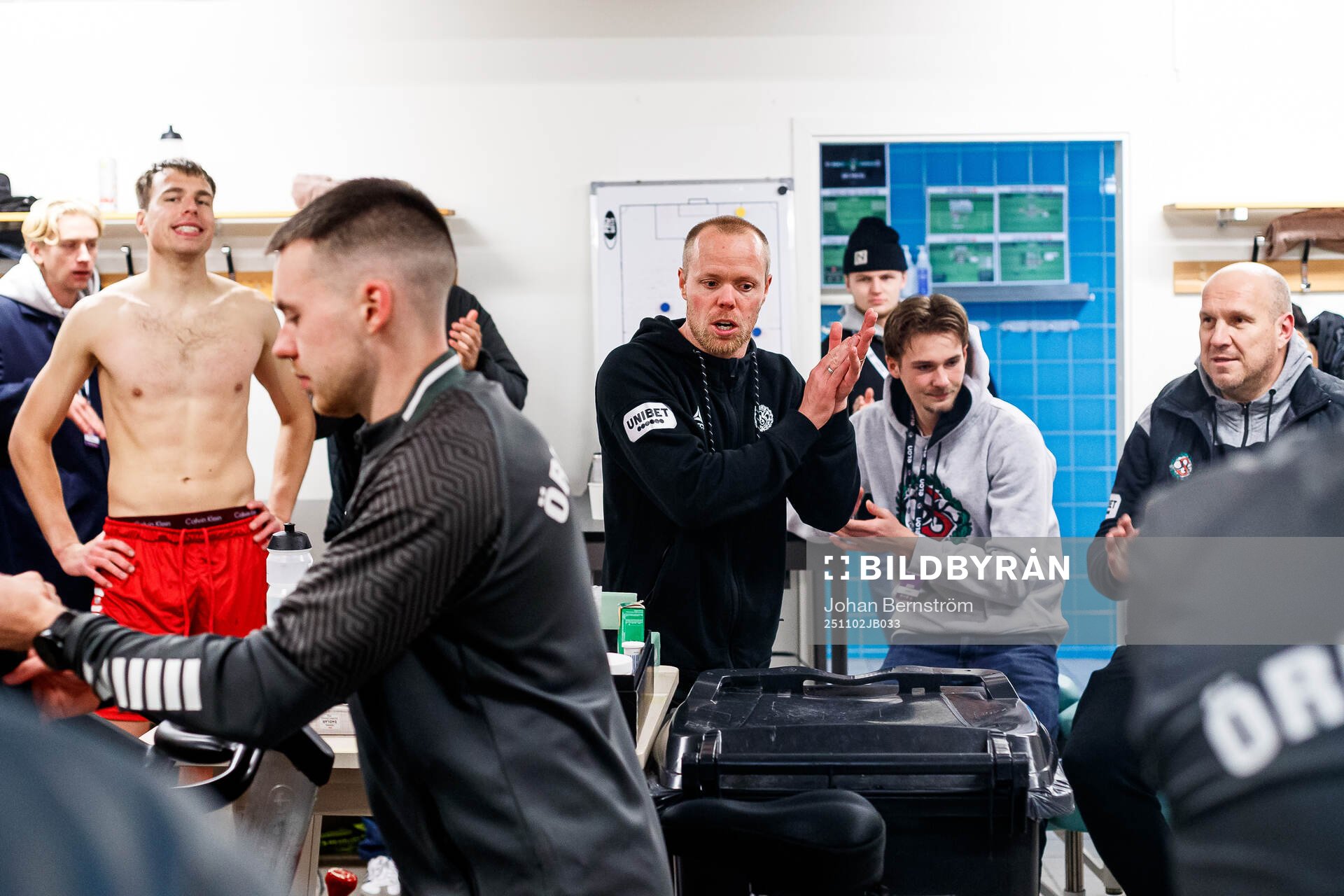 Örebros huvudtränare Patrik Haginge jublar