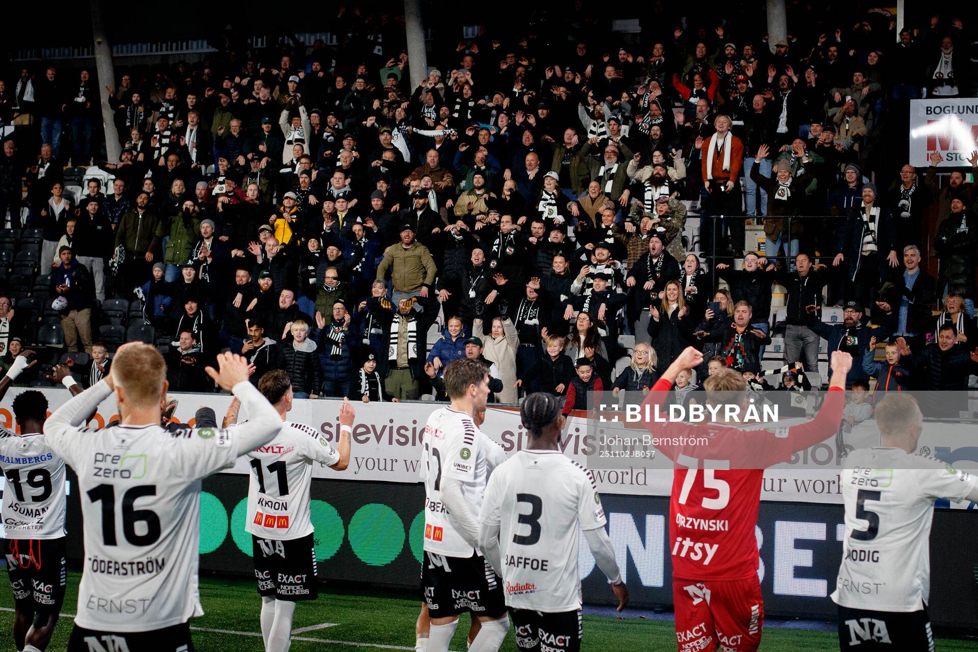 Örebros spelare jublar framför fansen