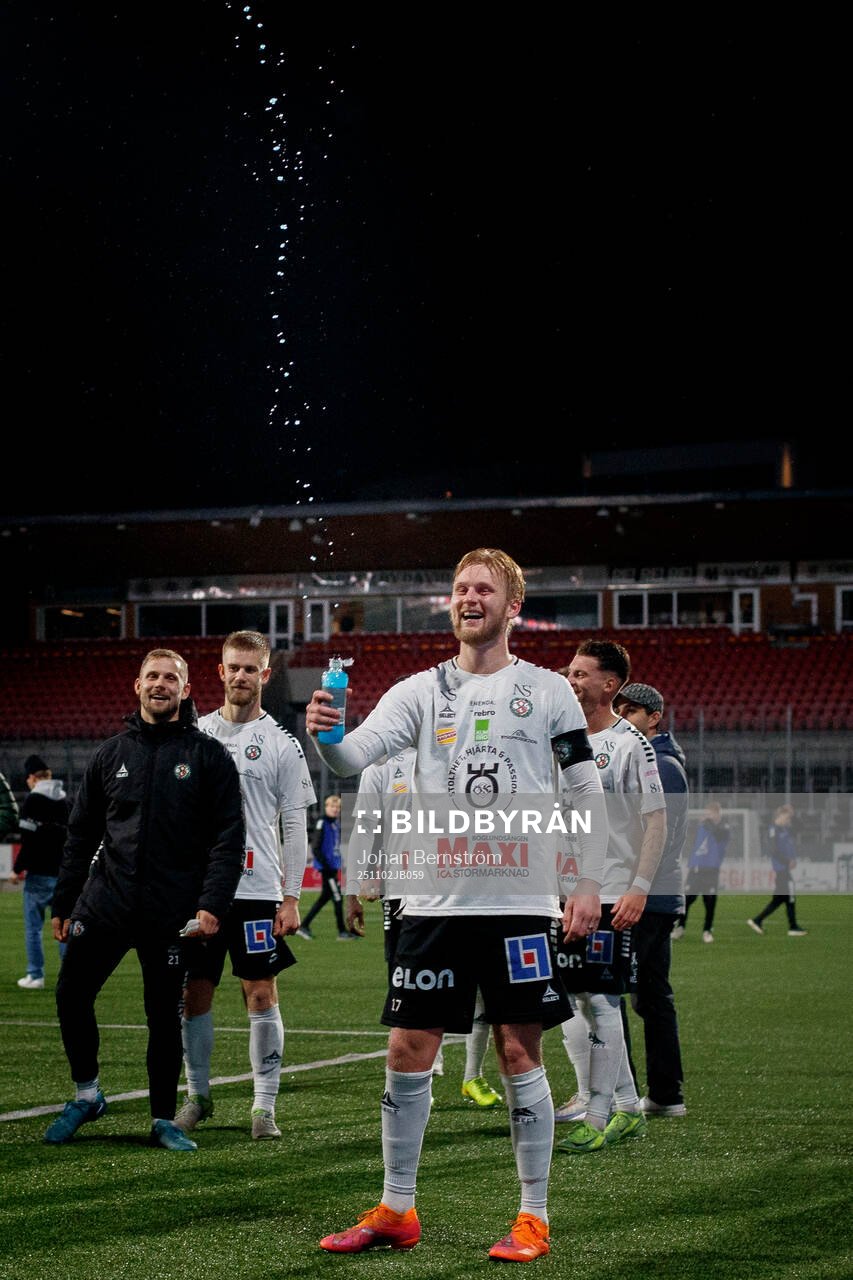 Örebros Karl Holmberg jublar