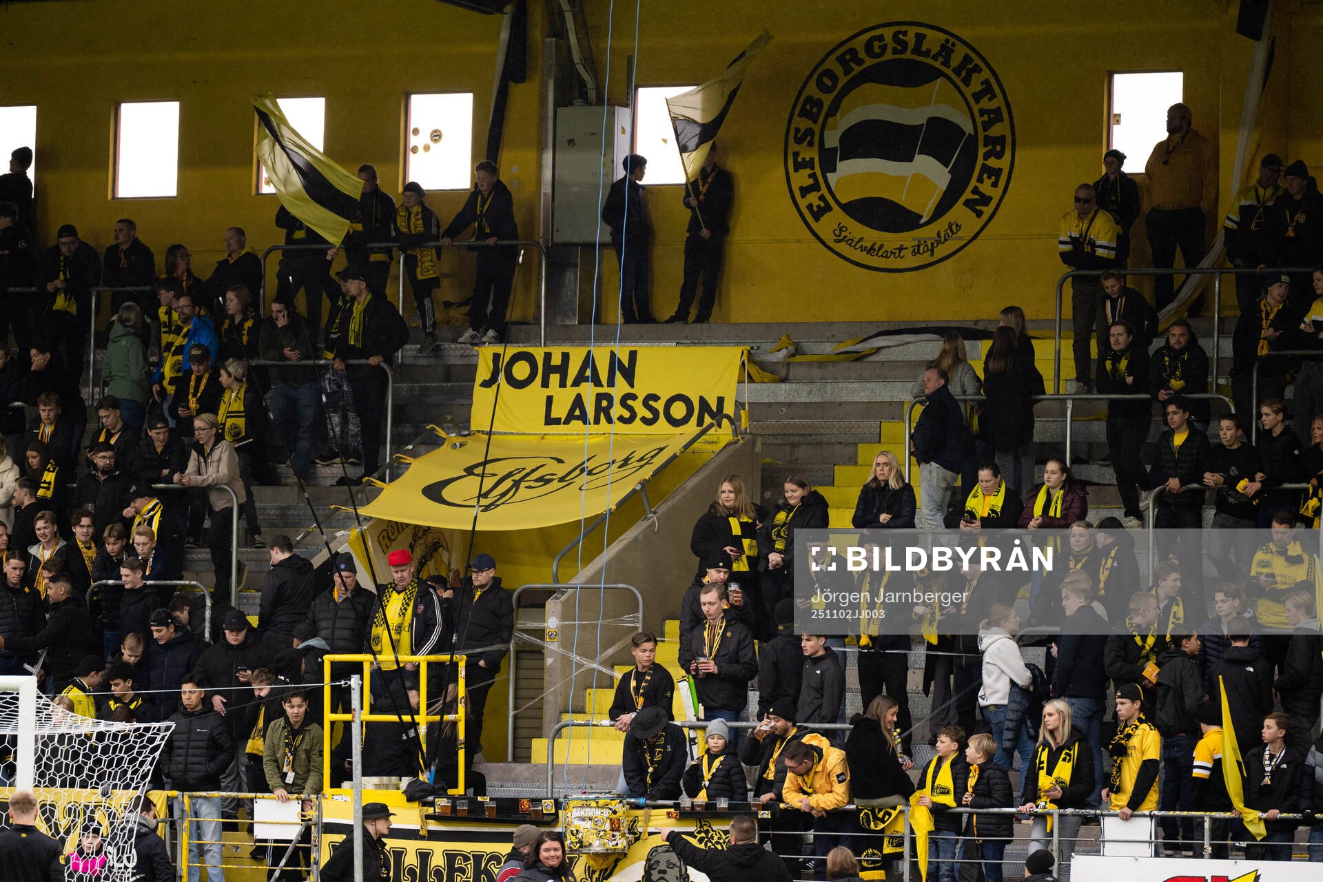 Elfsborgs supportar men banderoll ”Johan Larsson”