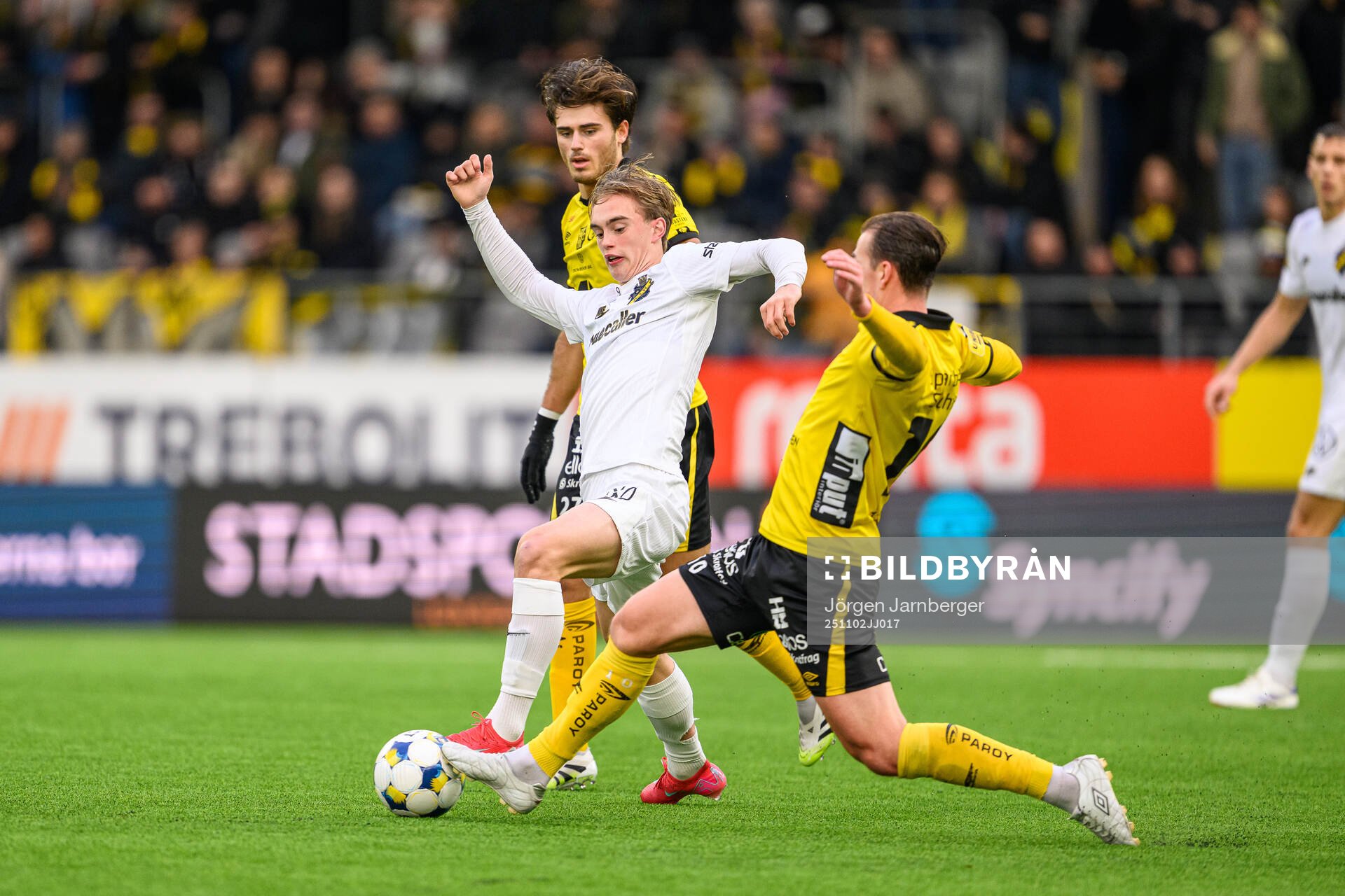 Elfsborgs Besfort Zeneli och Simon Olsson mot AIKs Yannick