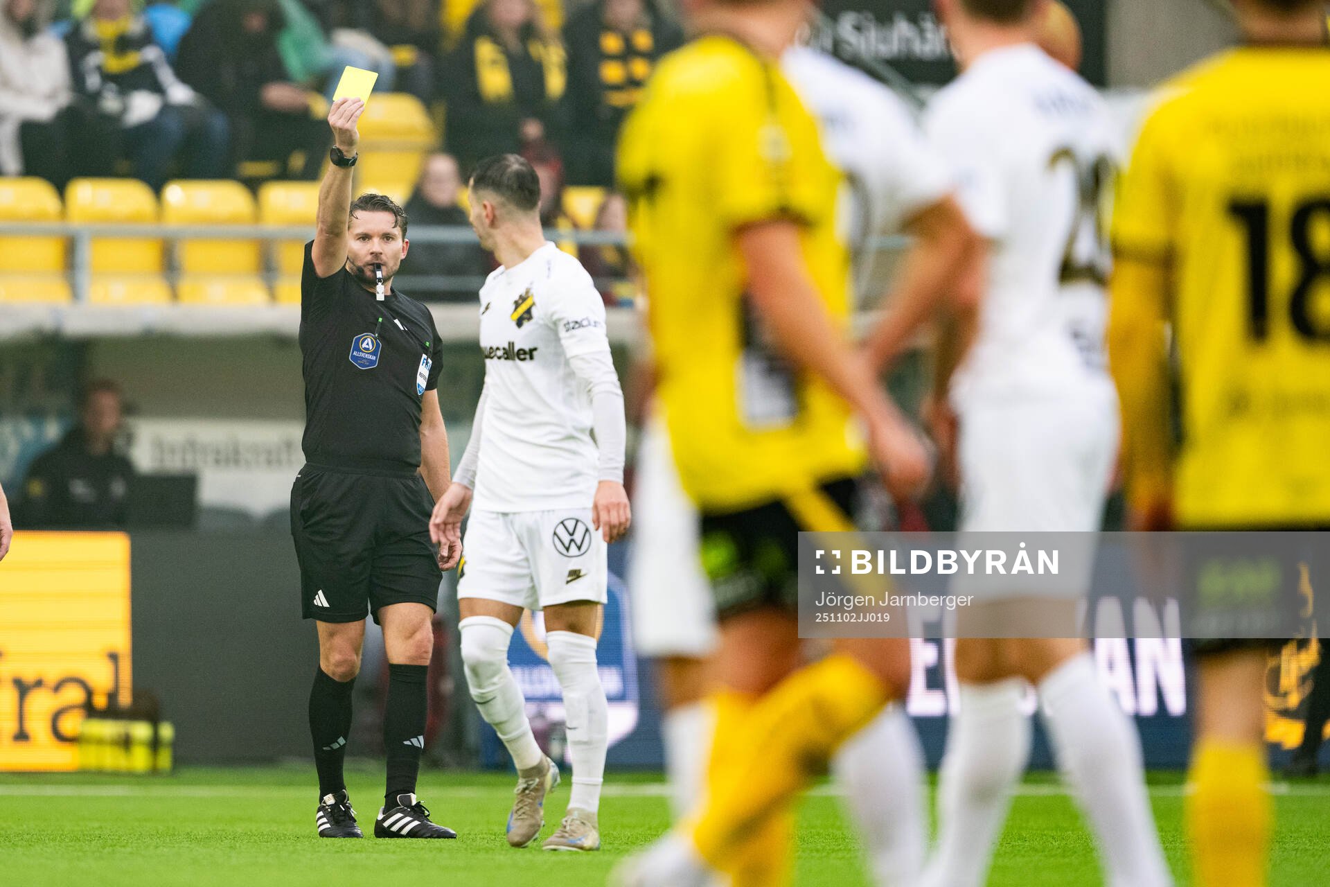 Domare Joakim Sars visar gult kort
