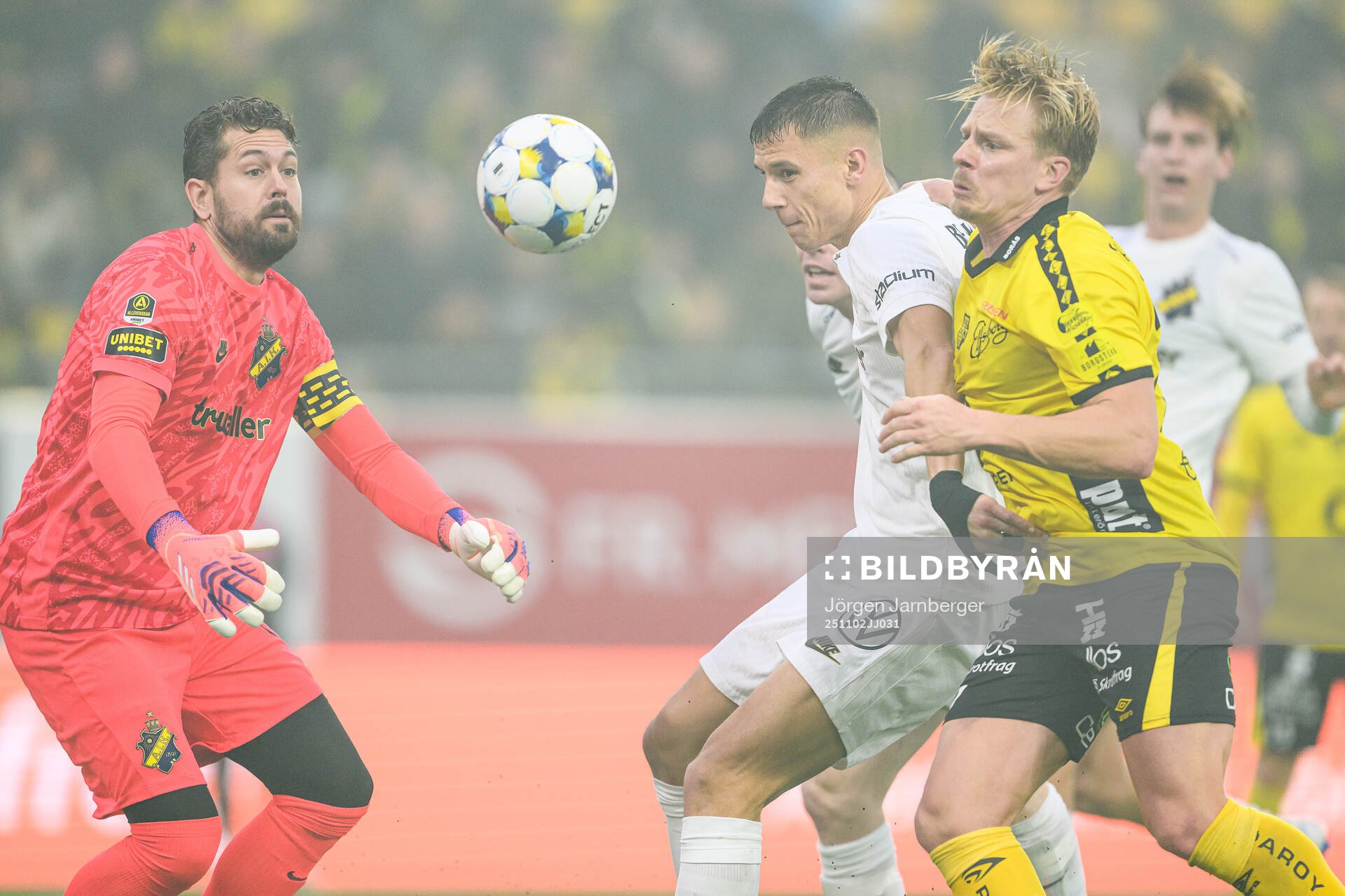 AIKs målvakt Kristoffer Nordfeldt och Filip Benkovic mot
