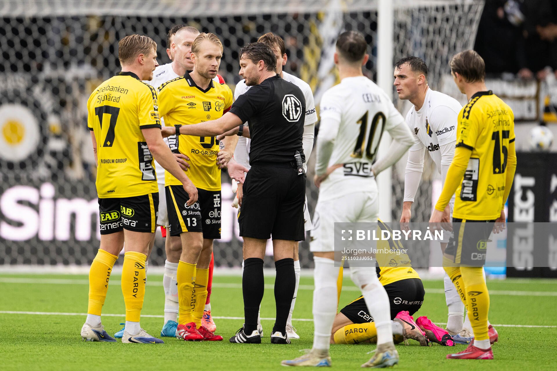 Elfsborgs Johan Larsson diskuterar med domare Joakim Sars