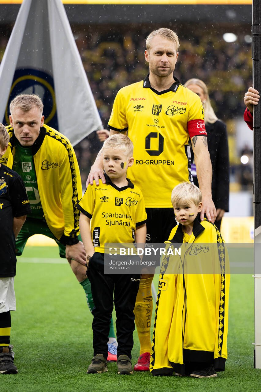 Elfsborgs Johan Larsson med barnen