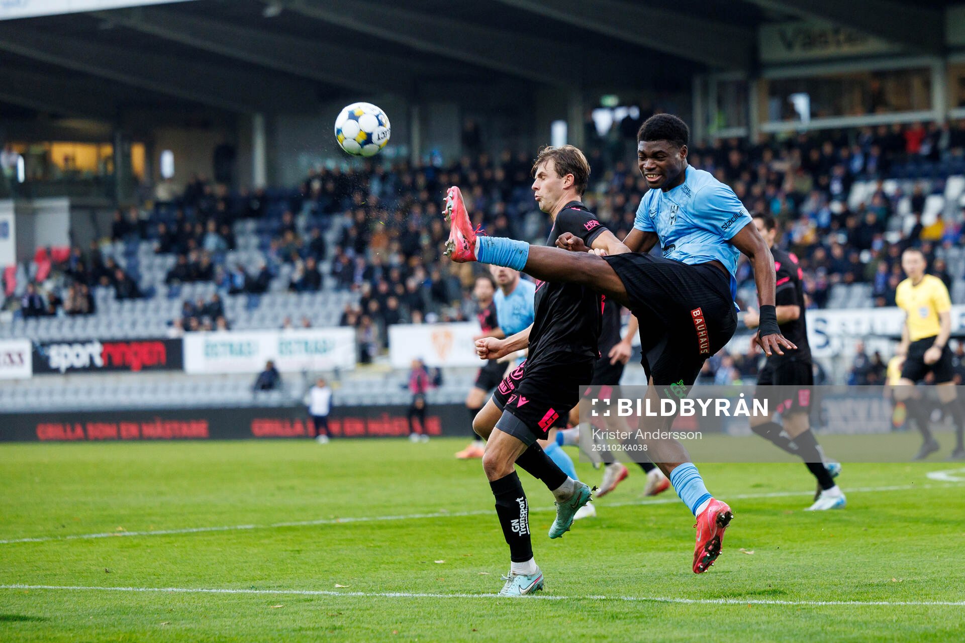 Halmstads Filip Schyberg och Brommapojkarnas Ezekiel Alladoh