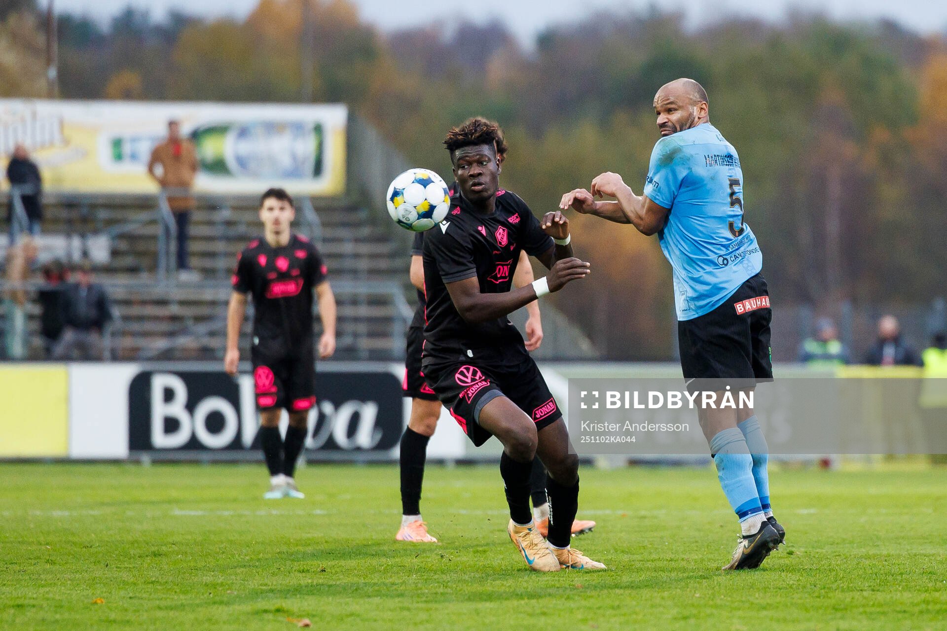 Halmstads Emmanuel Yeboah och Brommapojkarnas Serge-Junior